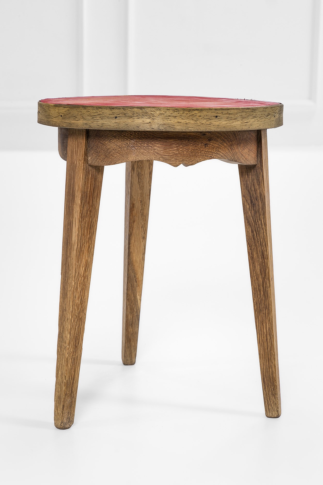 Produzione Bergani (circa 1952), Due sgabelli in legno sagomato con elementi in ottone e rivestim...