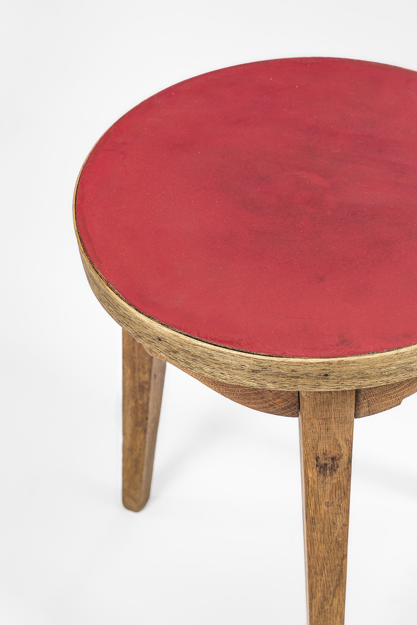 Produzione Bergani (circa 1952), Due sgabelli in legno sagomato con elementi in ottone e rivestim...