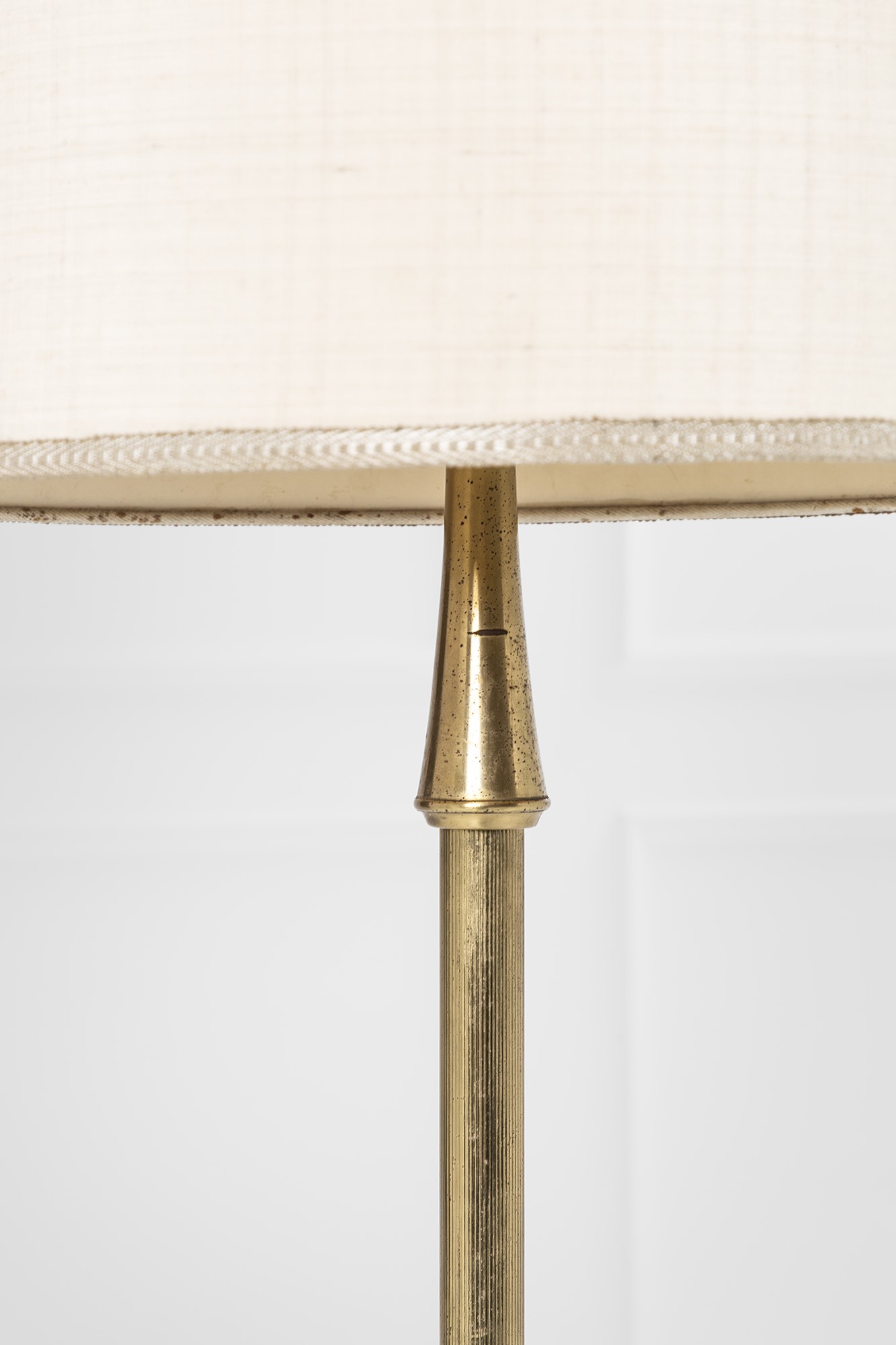 Lumi - Lampada da terra in ottone lucido e tessuto (produzione circa 1950)