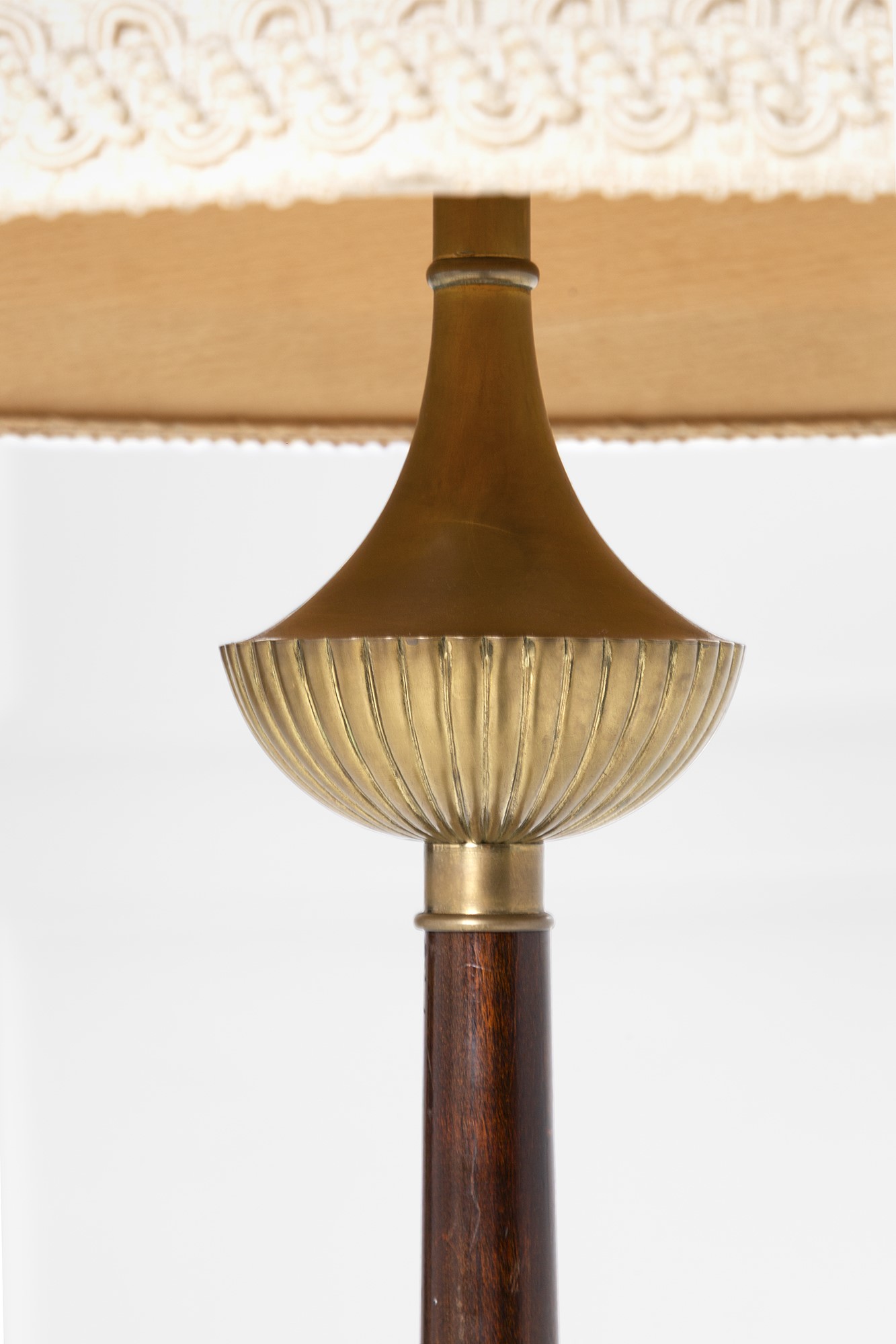 Lampada da terra, legno massello, ottone e tessuto, ca. 1950