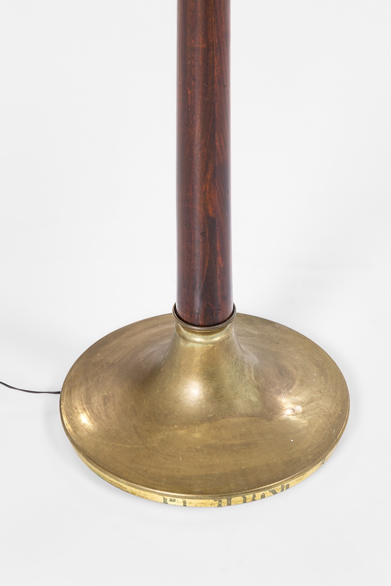 Lampada da terra, legno massello, ottone e tessuto, ca. 1950
