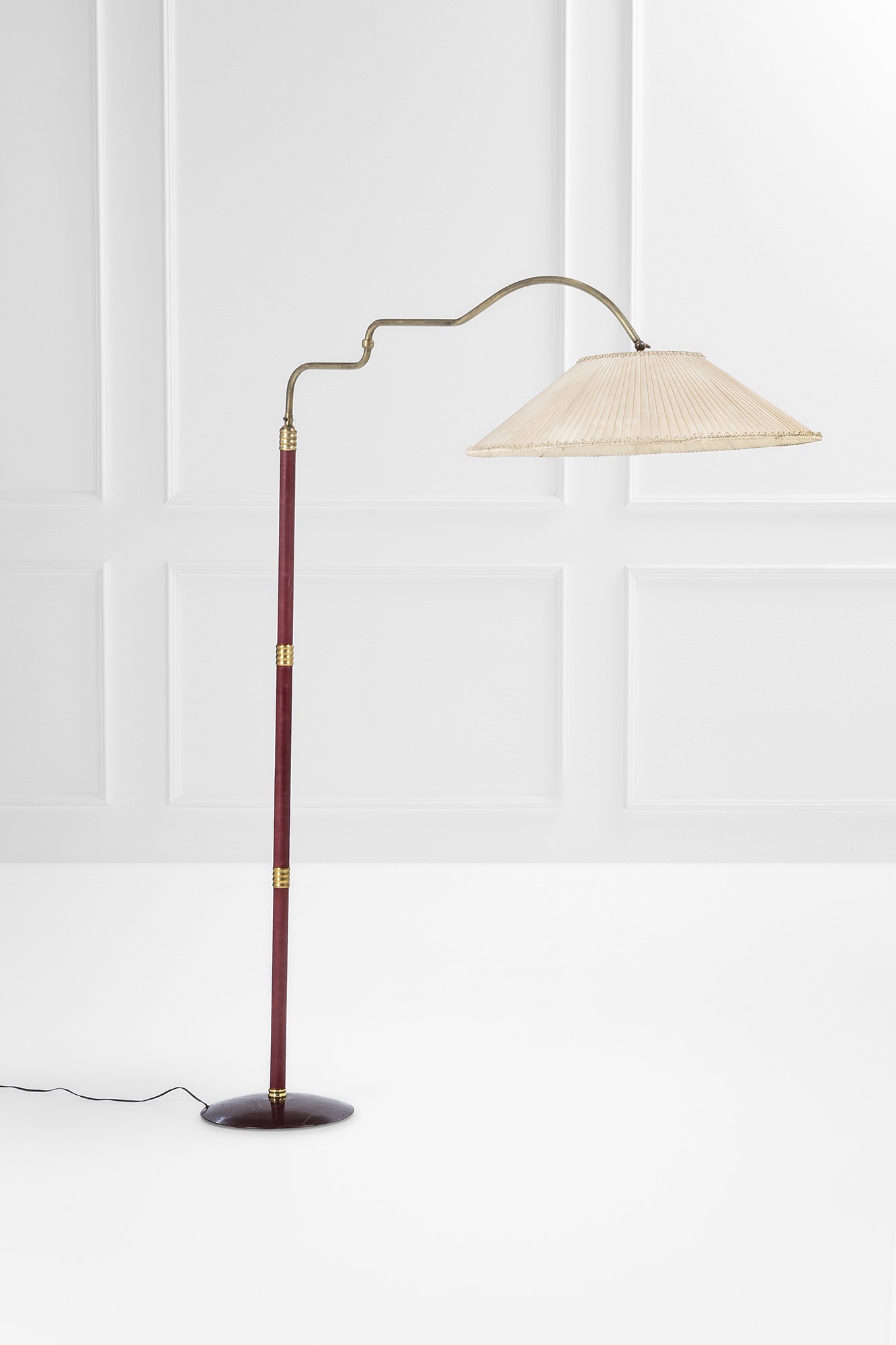 Lampada da terra “Bridge”, ottone e metallo verniciato, cuoio e tessuto (ca. 1950)