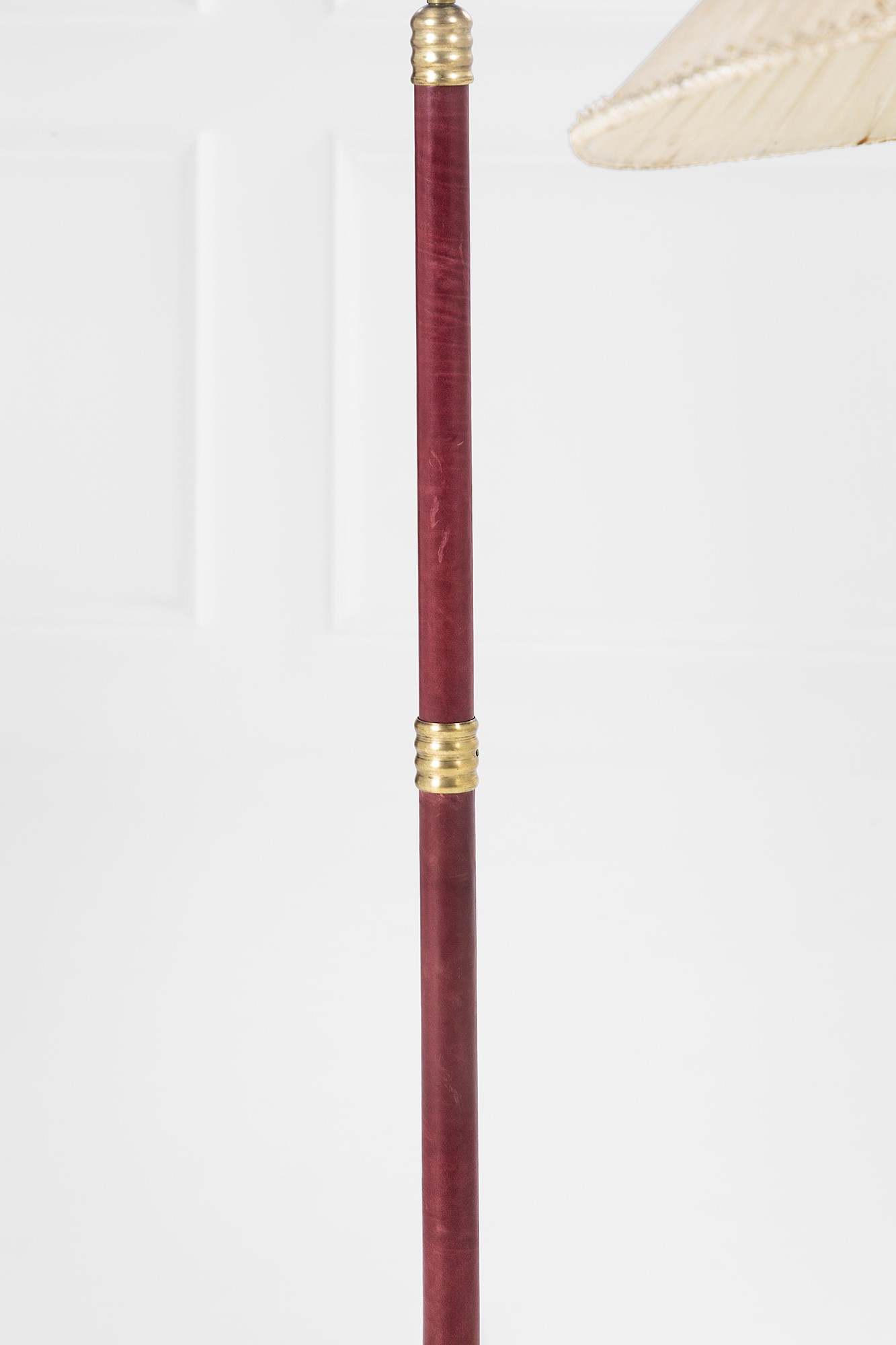 Lampada da terra “Bridge”, ottone e metallo verniciato, cuoio e tessuto (ca. 1950)