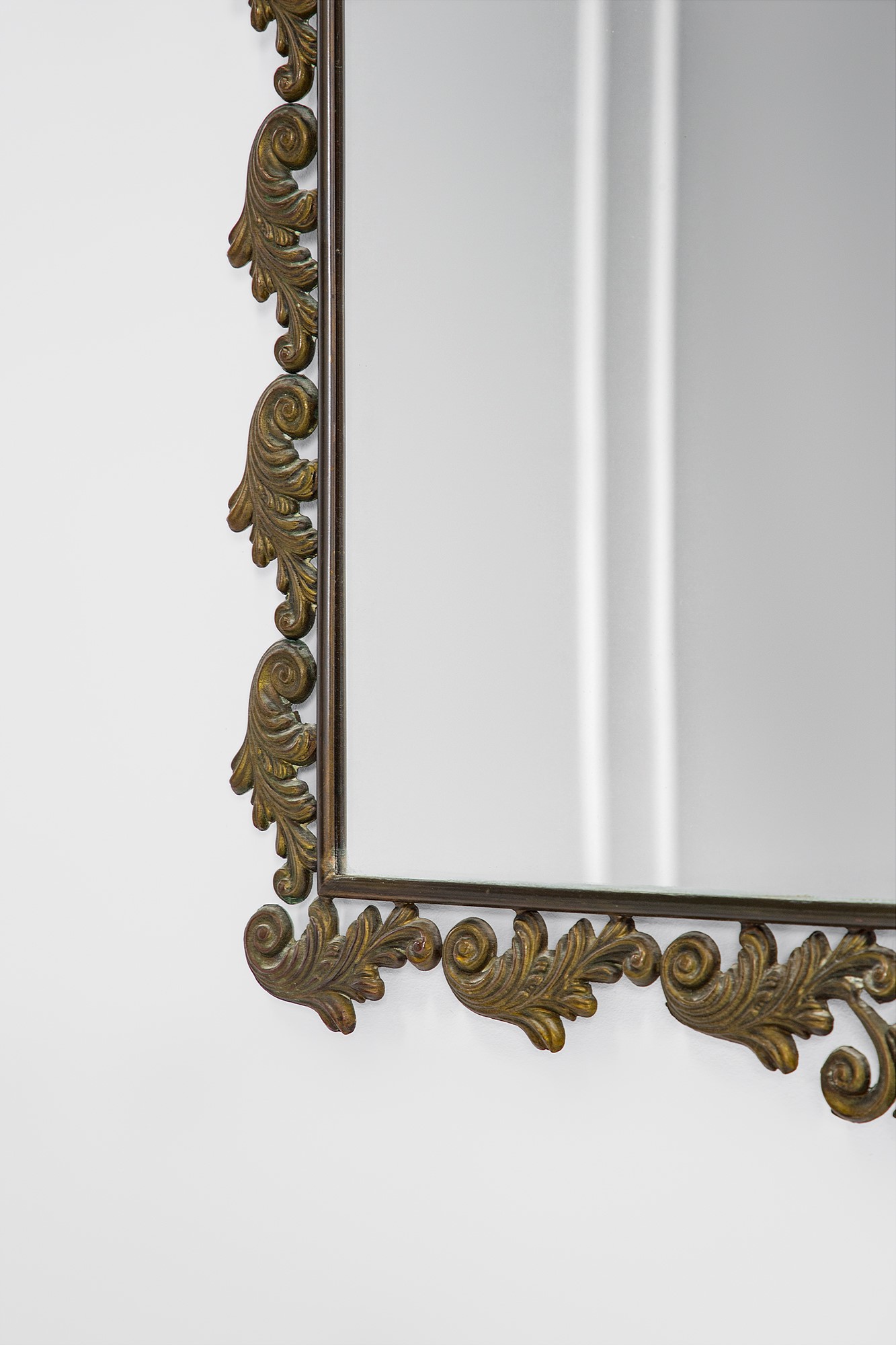Specchiera, decorazione in ottone a rocailles e vetro specchiato