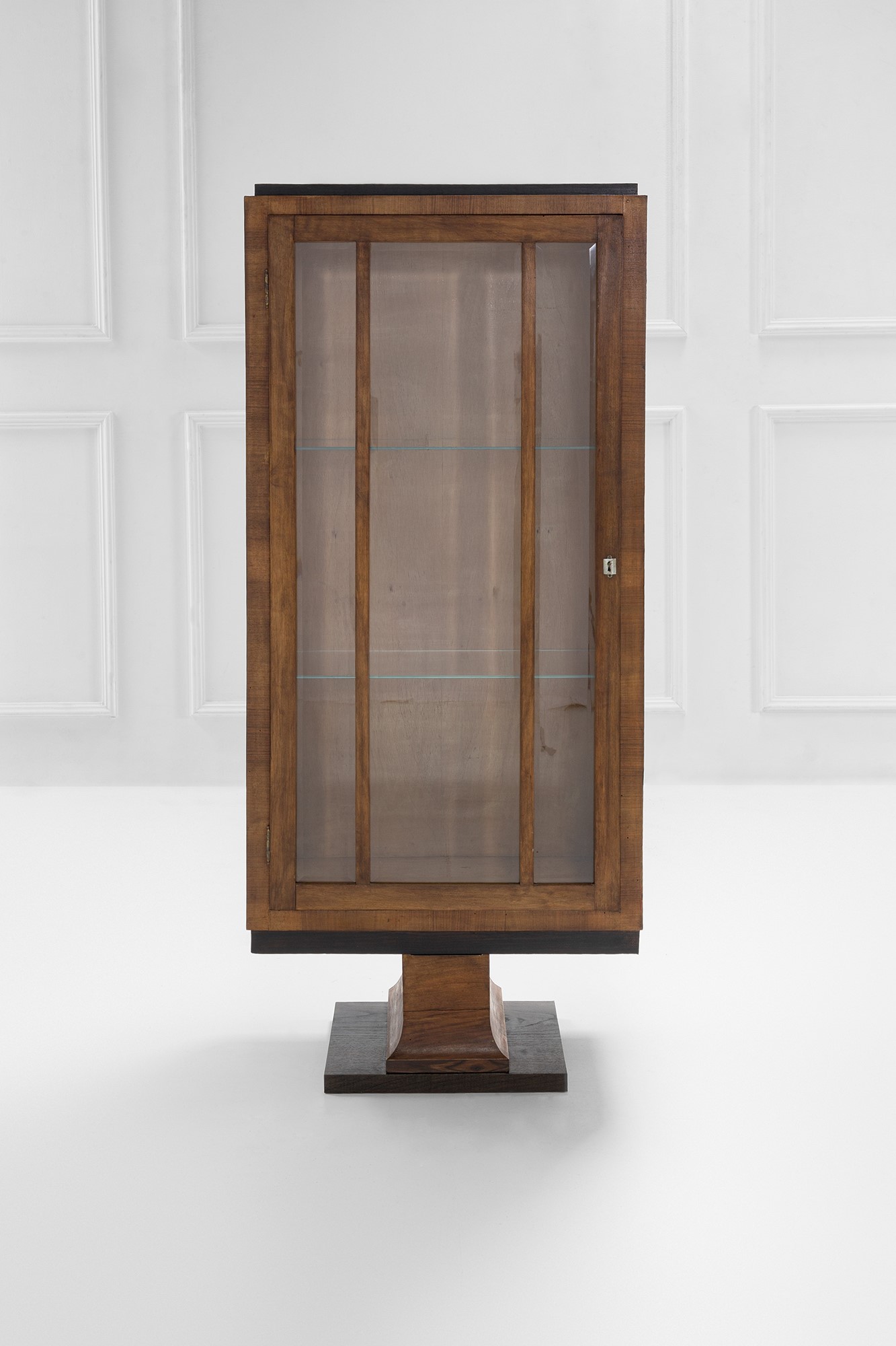 Cabinet con vetrina, legno tinto impiallacciato e cristallo trasparente, anni 1930 circa