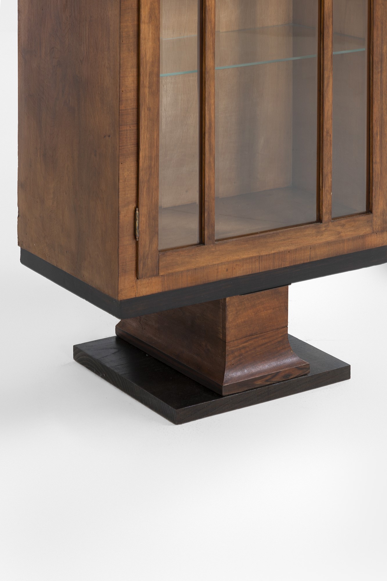 Cabinet con vetrina, legno tinto impiallacciato e cristallo trasparente, anni 1930 circa