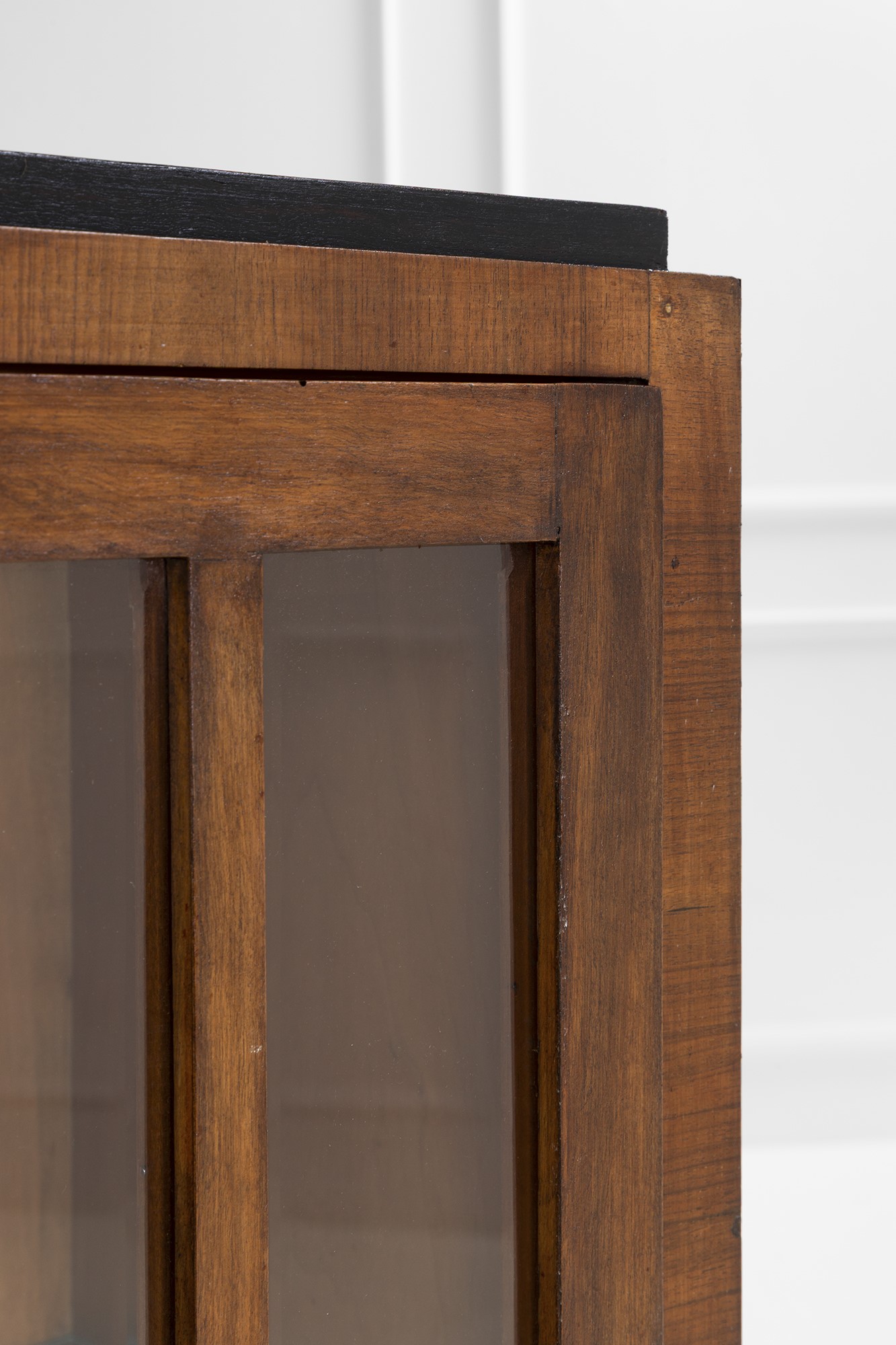 Cabinet con vetrina, legno tinto impiallacciato e cristallo trasparente, anni 1930 circa