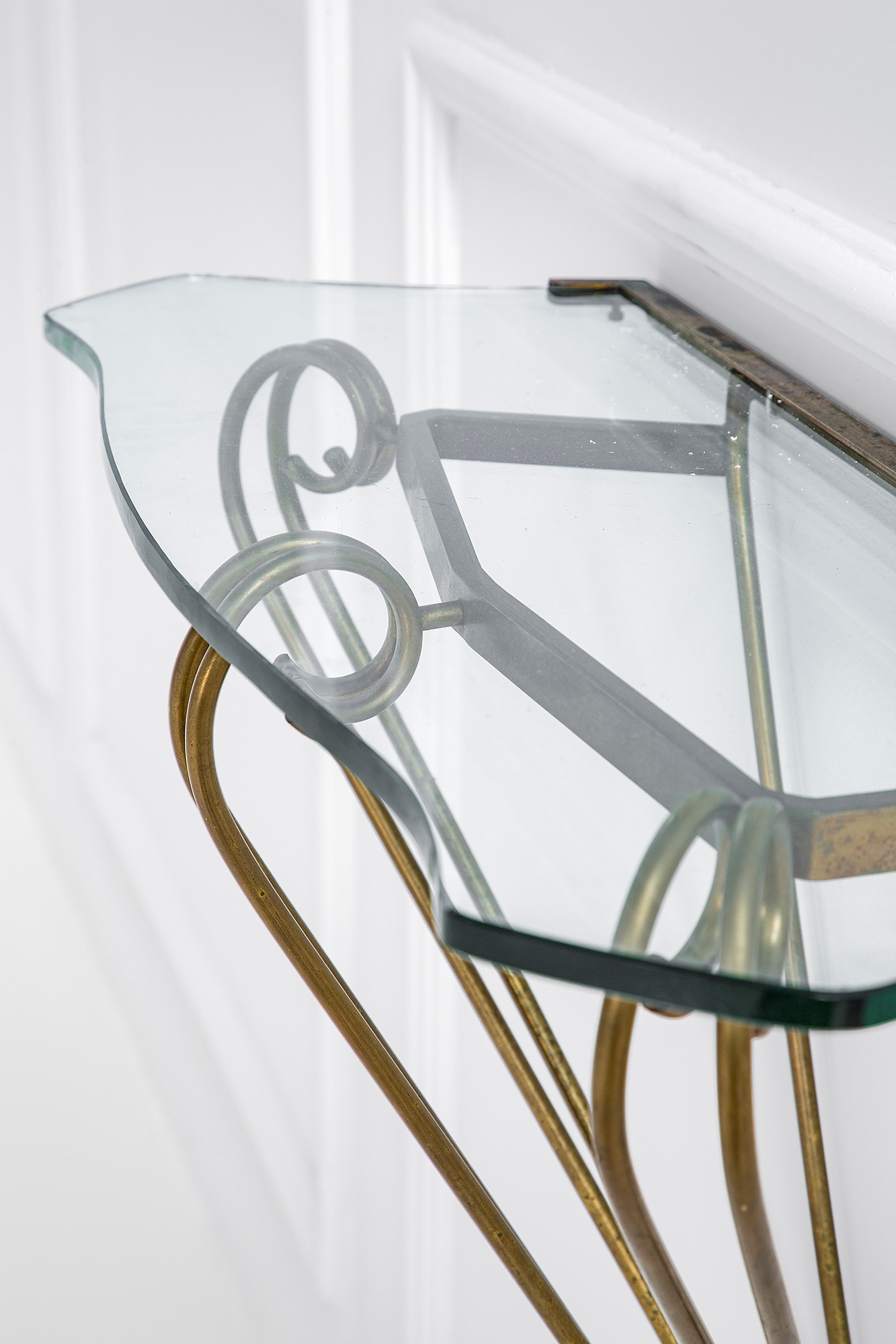 Console pensile con soprastante specchiera, ottone e cristallo molato e sagomato (circa 1950)