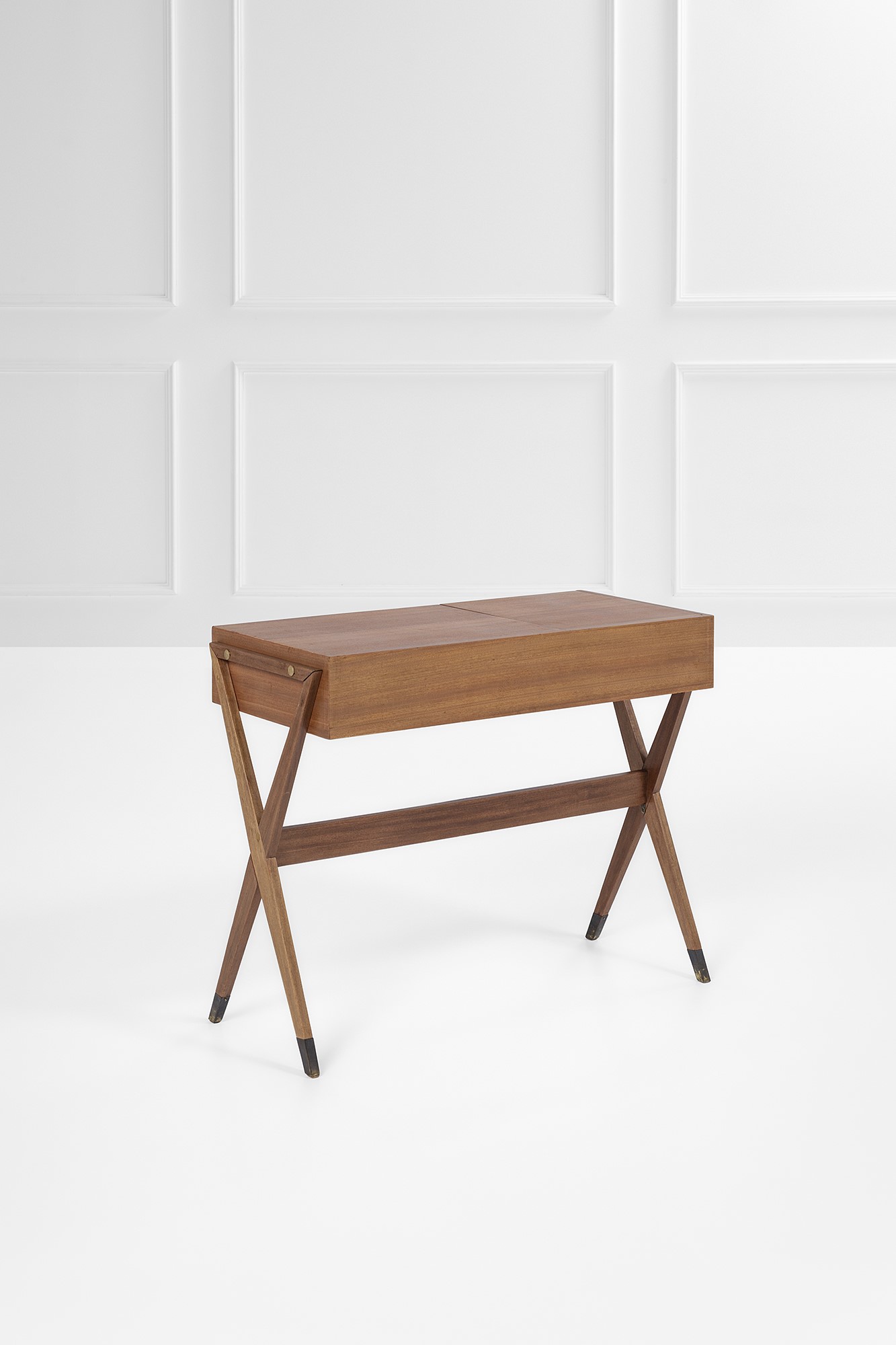 Scrittoio da centro, legno massello e impiallacciato con elementi in ottone, circa 1950