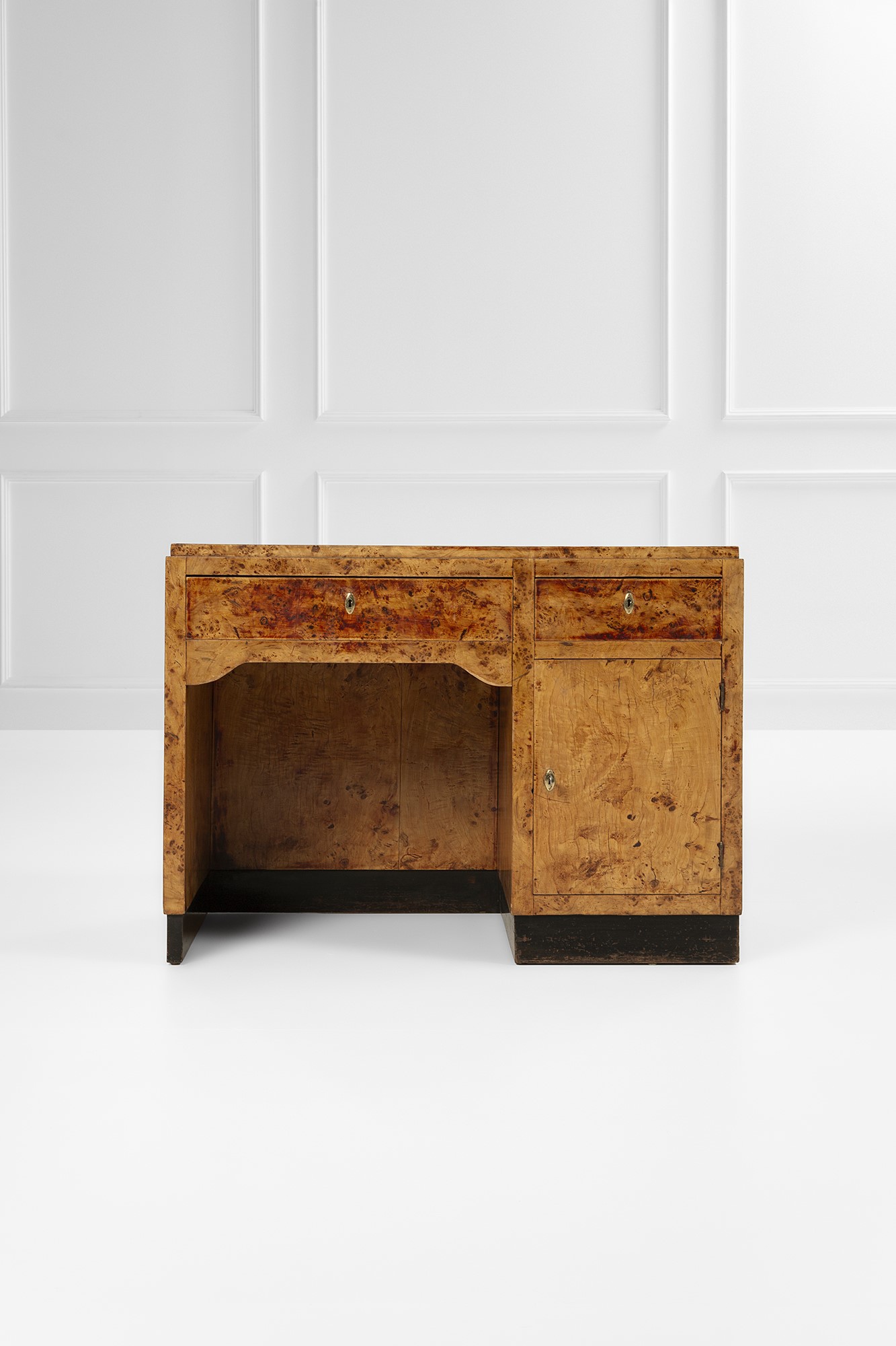Scrittoio, legno tinto in radica con elementi in ottone, circa 1940