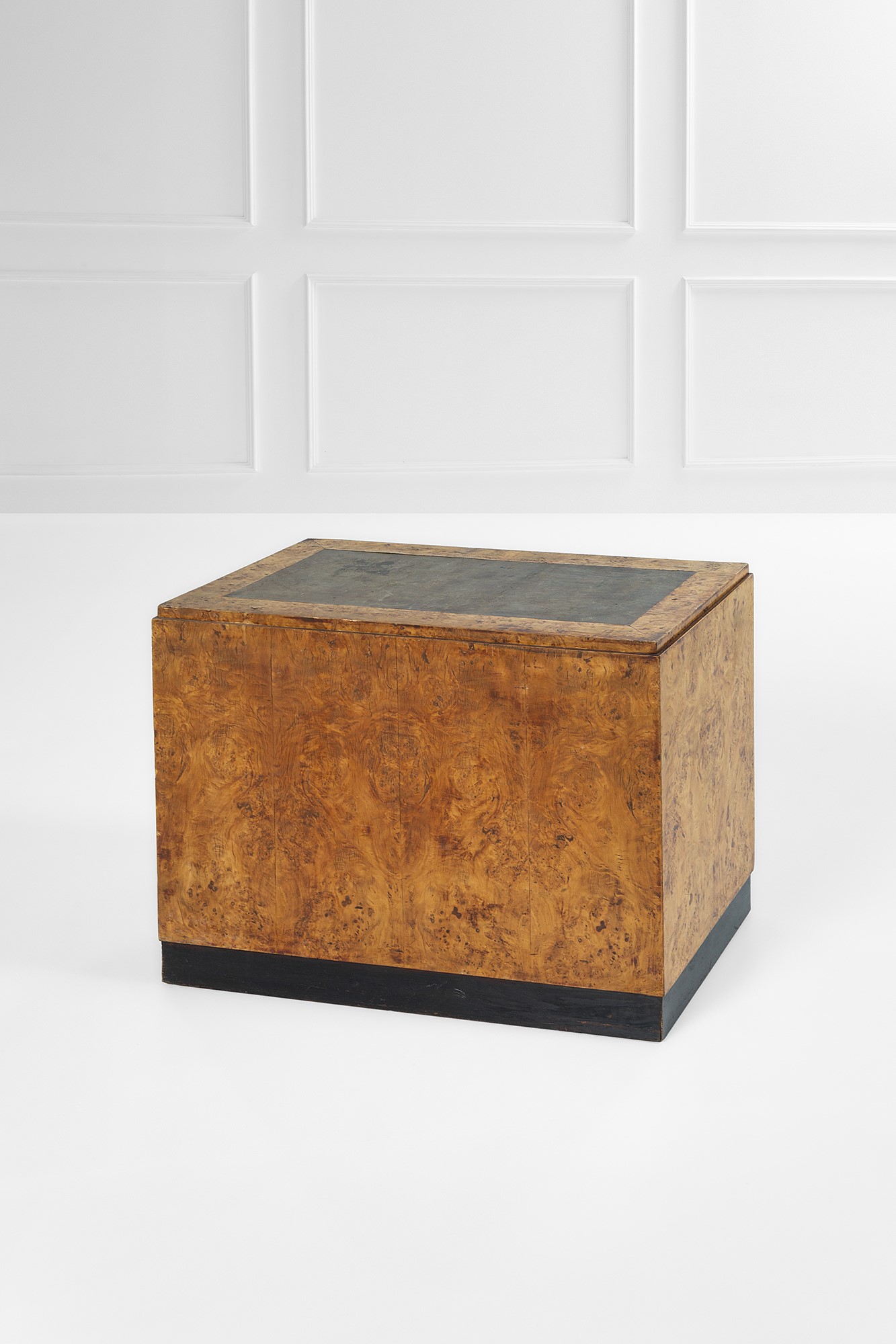 Scrittoio, legno tinto in radica con elementi in ottone, circa 1940