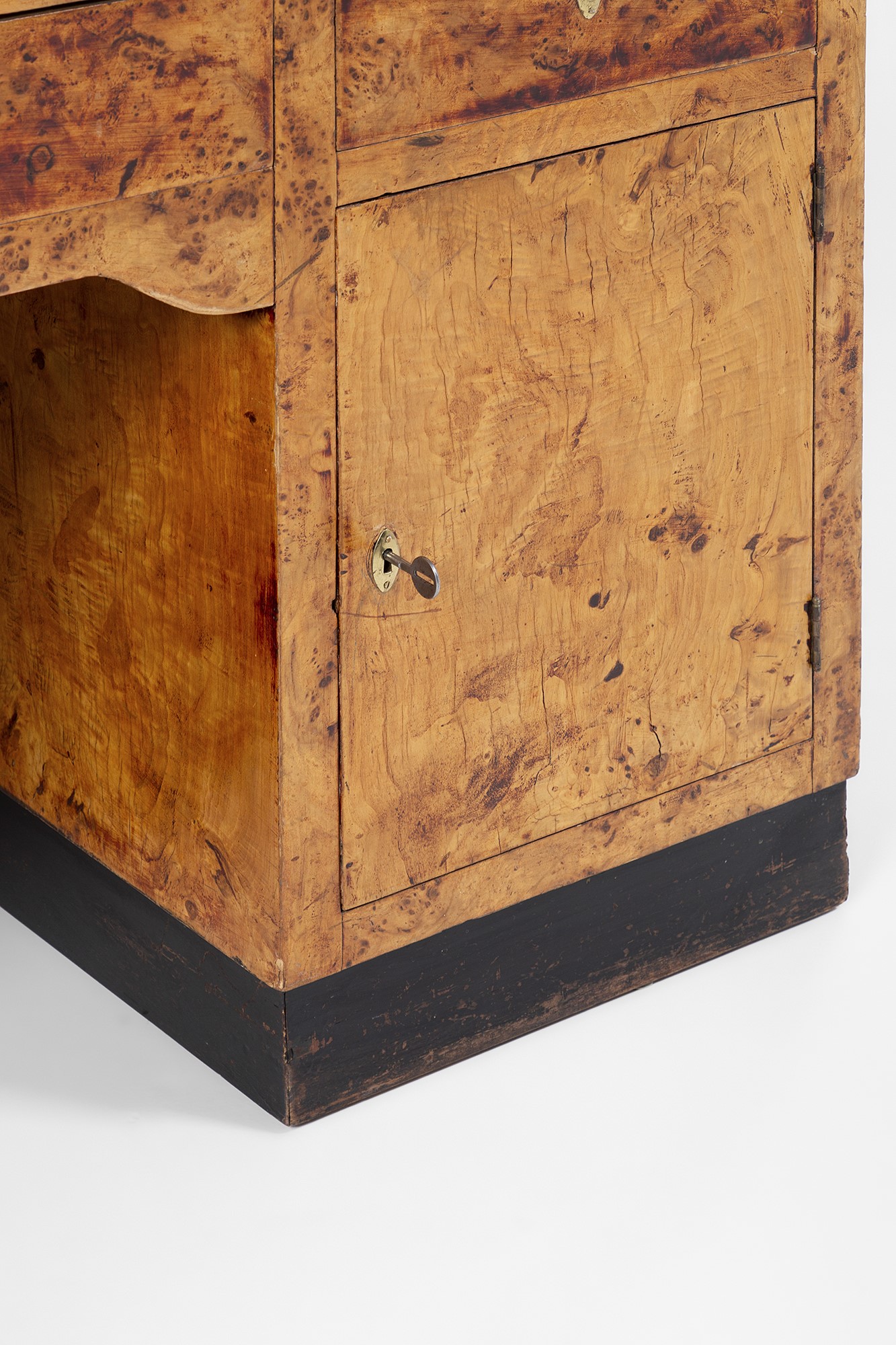 Scrittoio, legno tinto in radica con elementi in ottone, circa 1940