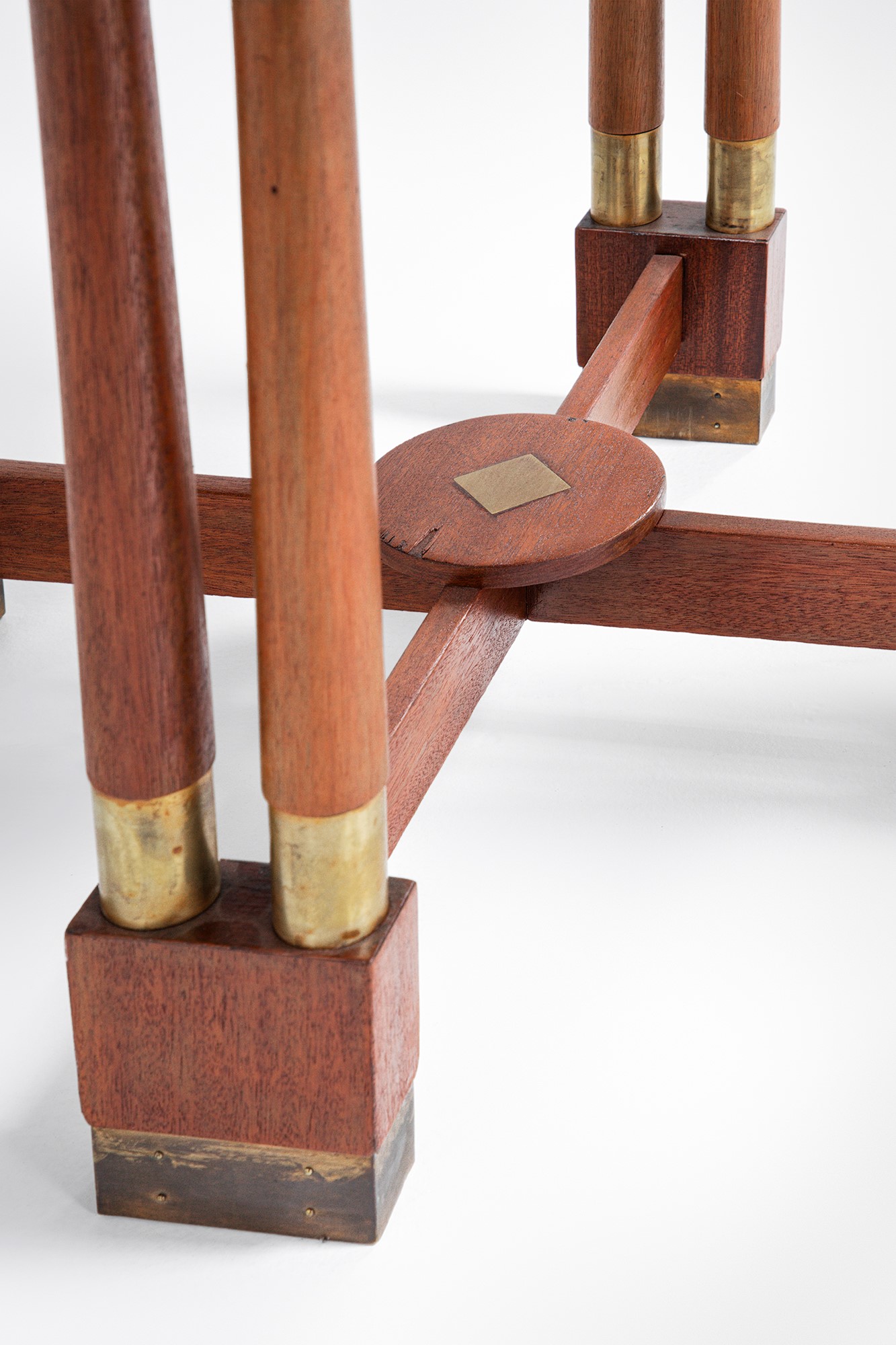 Julius & Josef Herrmann - Tavolino in legno con ottone lucido e intarsi
