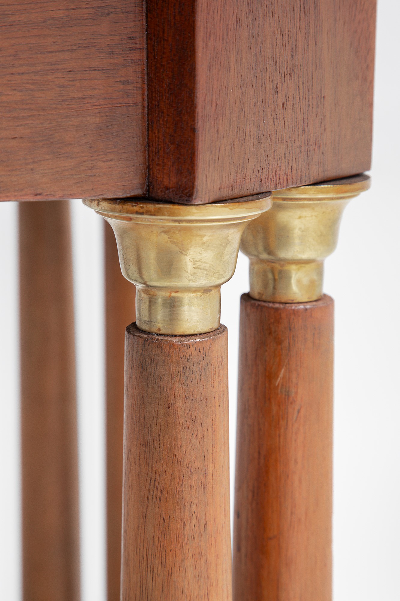 Julius & Josef Herrmann - Tavolino in legno con ottone lucido e intarsi