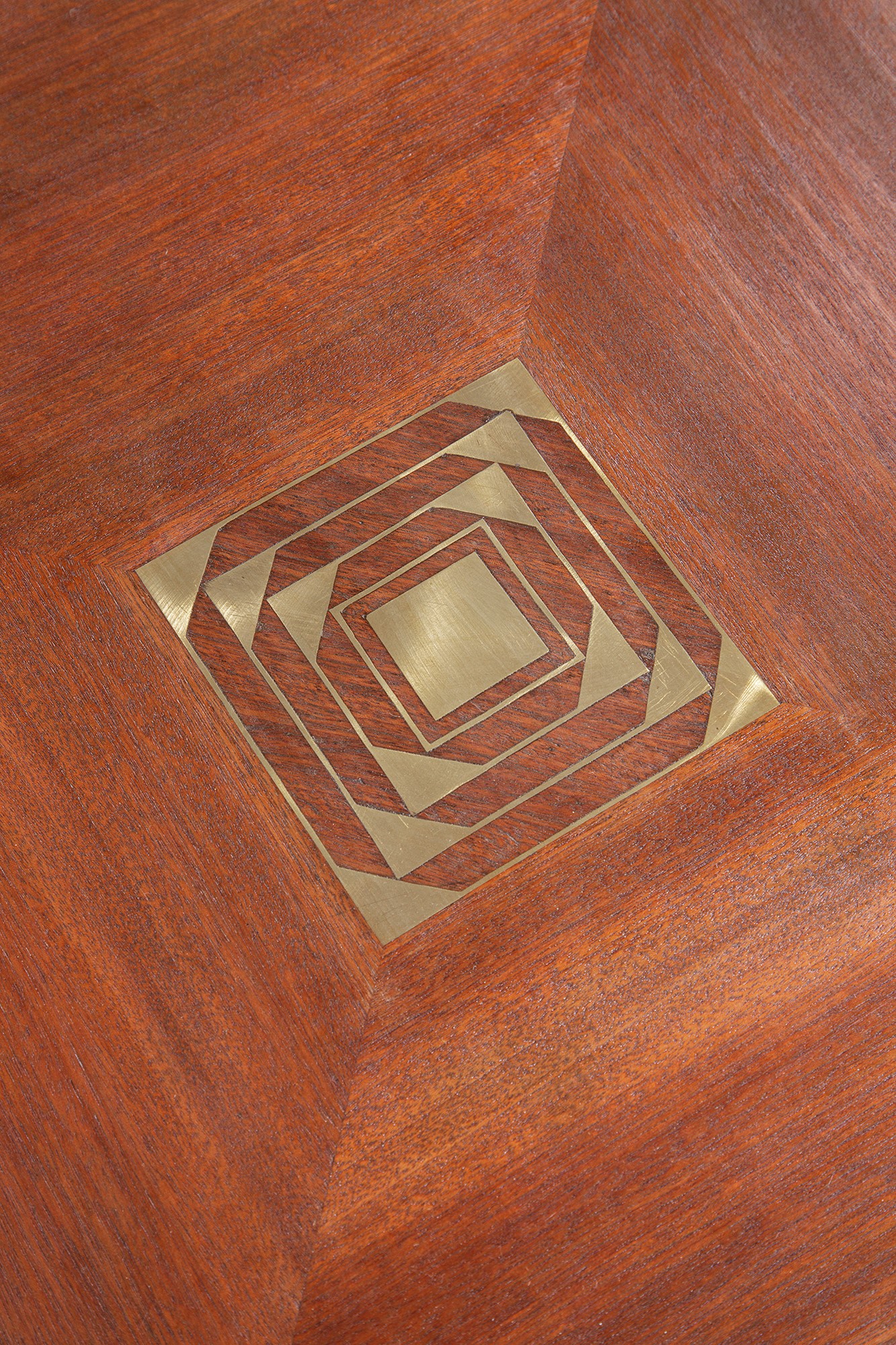 Julius & Josef Herrmann - Tavolino in legno con ottone lucido e intarsi