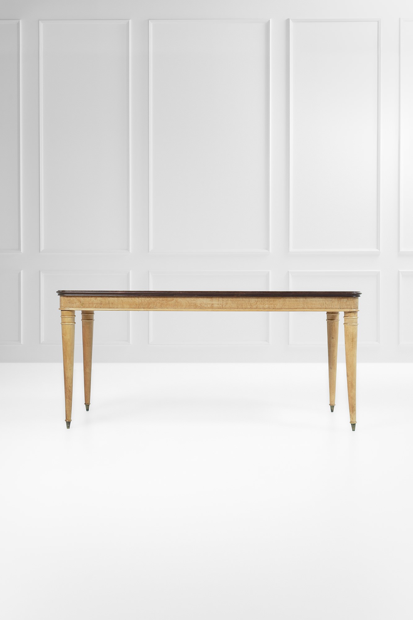 Tavolo da pranzo, legno massello, legno impiallacciato e radica con inserti in ottone (circa 1950...