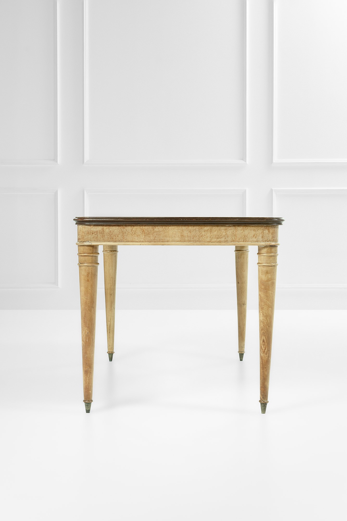 Tavolo da pranzo, legno massello, legno impiallacciato e radica con inserti in ottone (circa 1950...