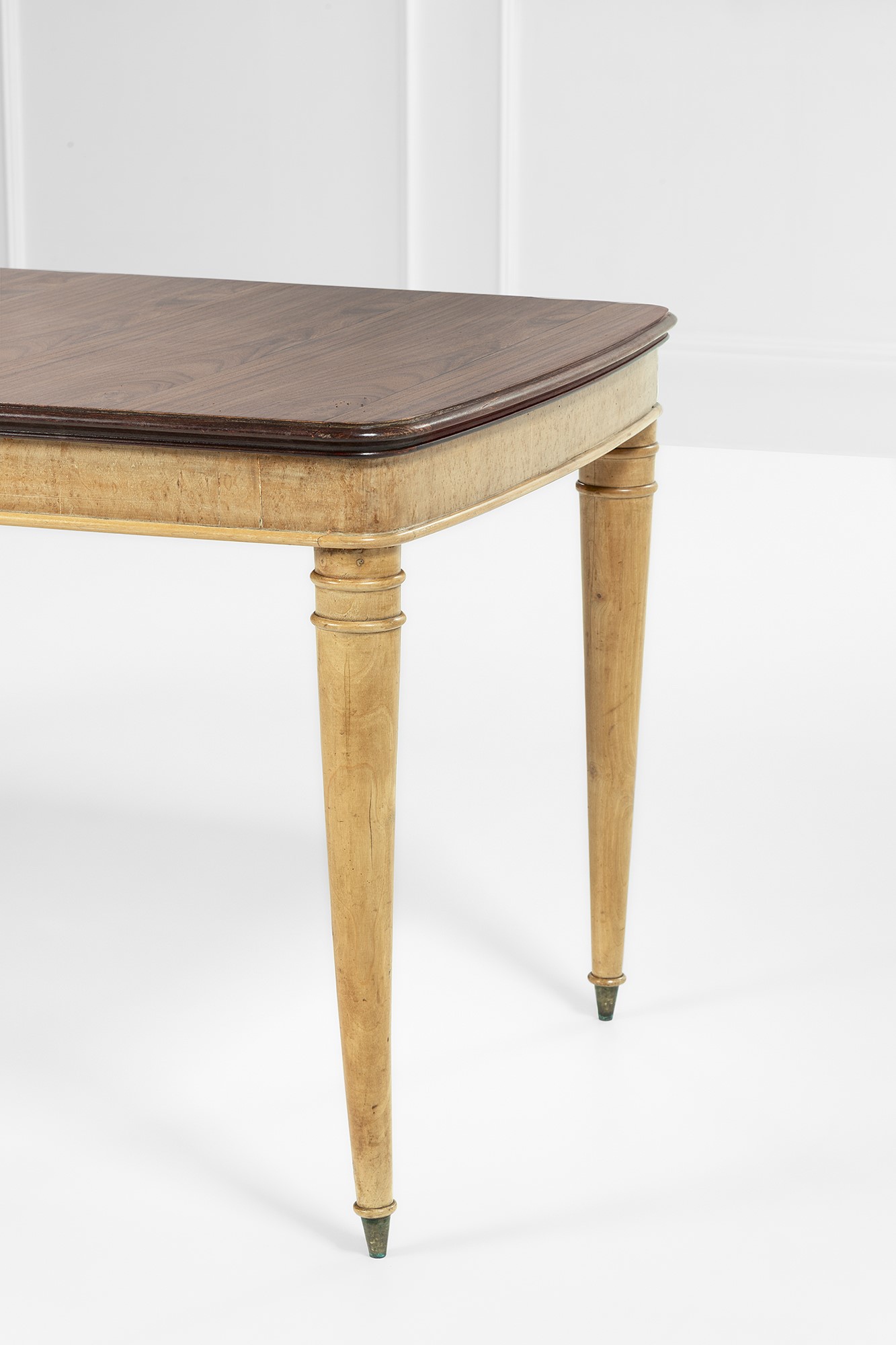 Tavolo da pranzo, legno massello, legno impiallacciato e radica con inserti in ottone (circa 1950...