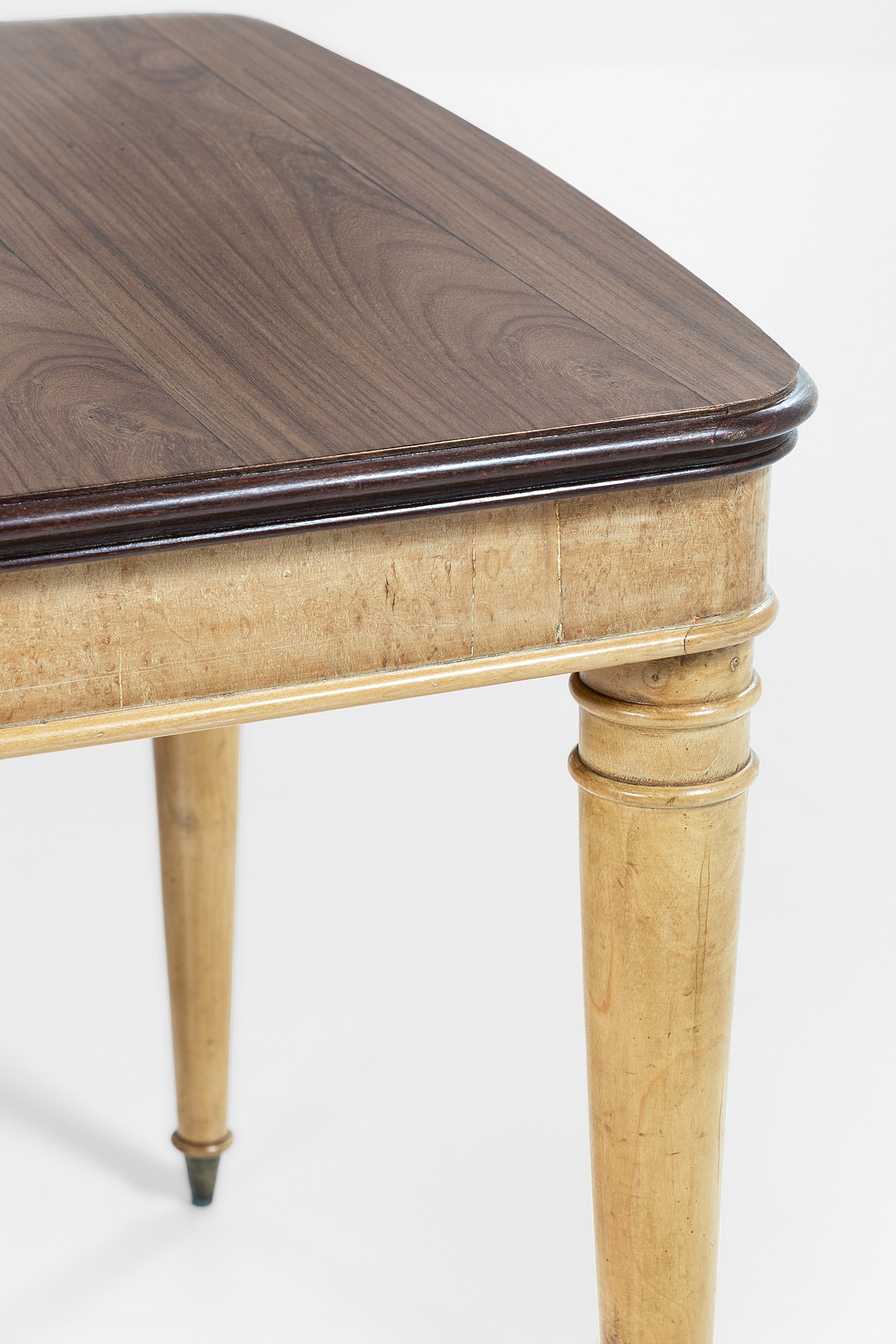 Tavolo da pranzo, legno massello, legno impiallacciato e radica con inserti in ottone (circa 1950...