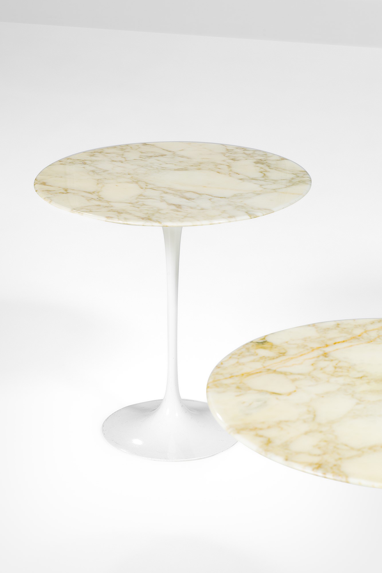Eero Saarinen - Tavolini mod. Tulip della collezione Pedestal, alluminio smaltato e marmo