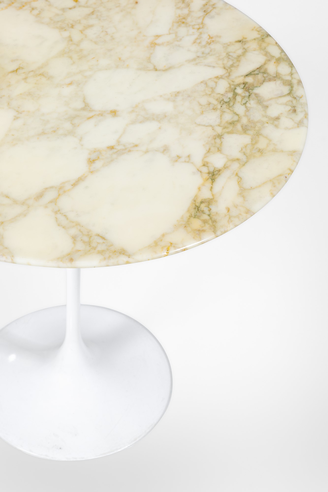 Eero Saarinen - Tavolini mod. Tulip della collezione Pedestal, alluminio smaltato e marmo