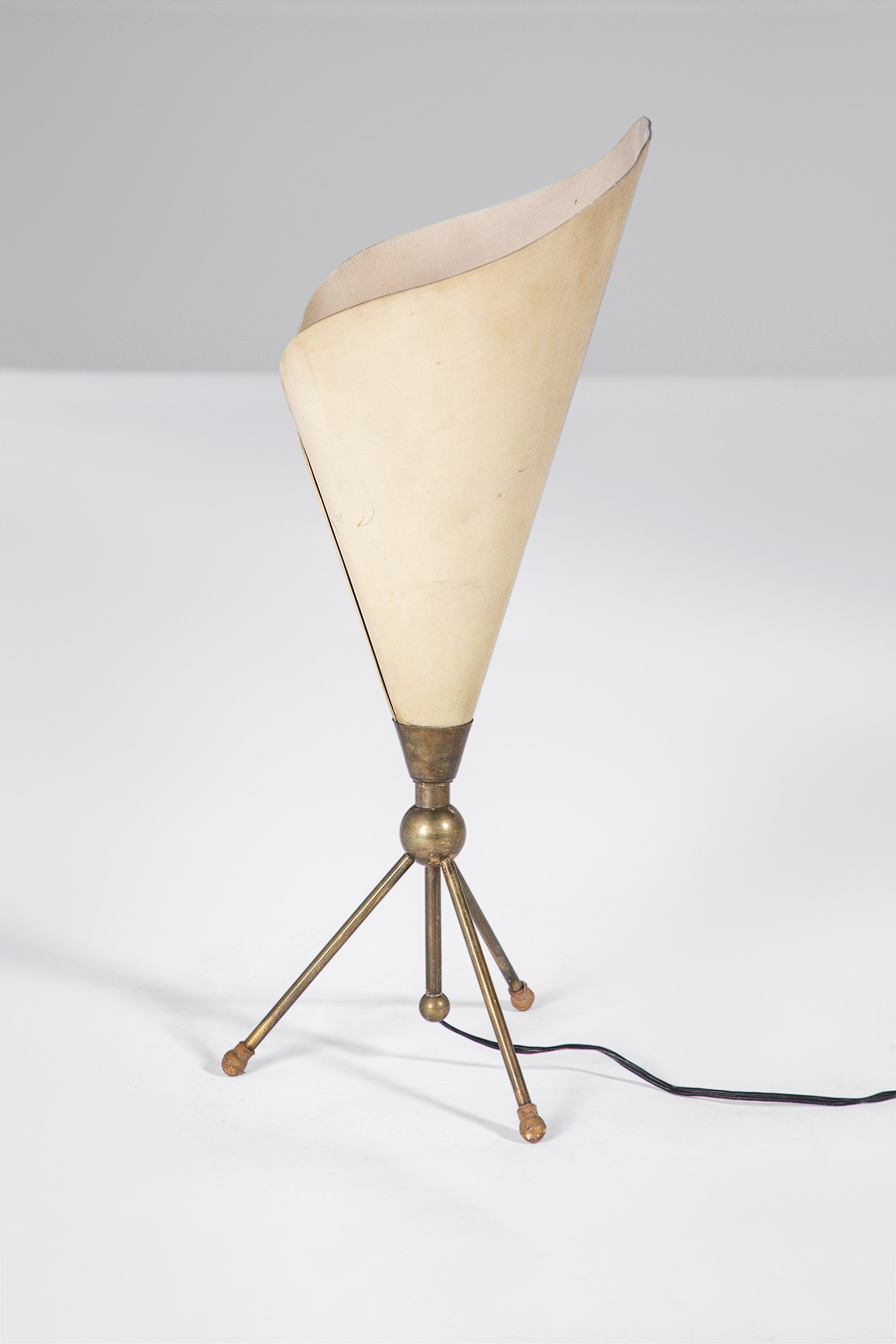Angelo Lelii - Lampada da tavolo in ottone lucido e metallo verniciato, produzione Arredoluce