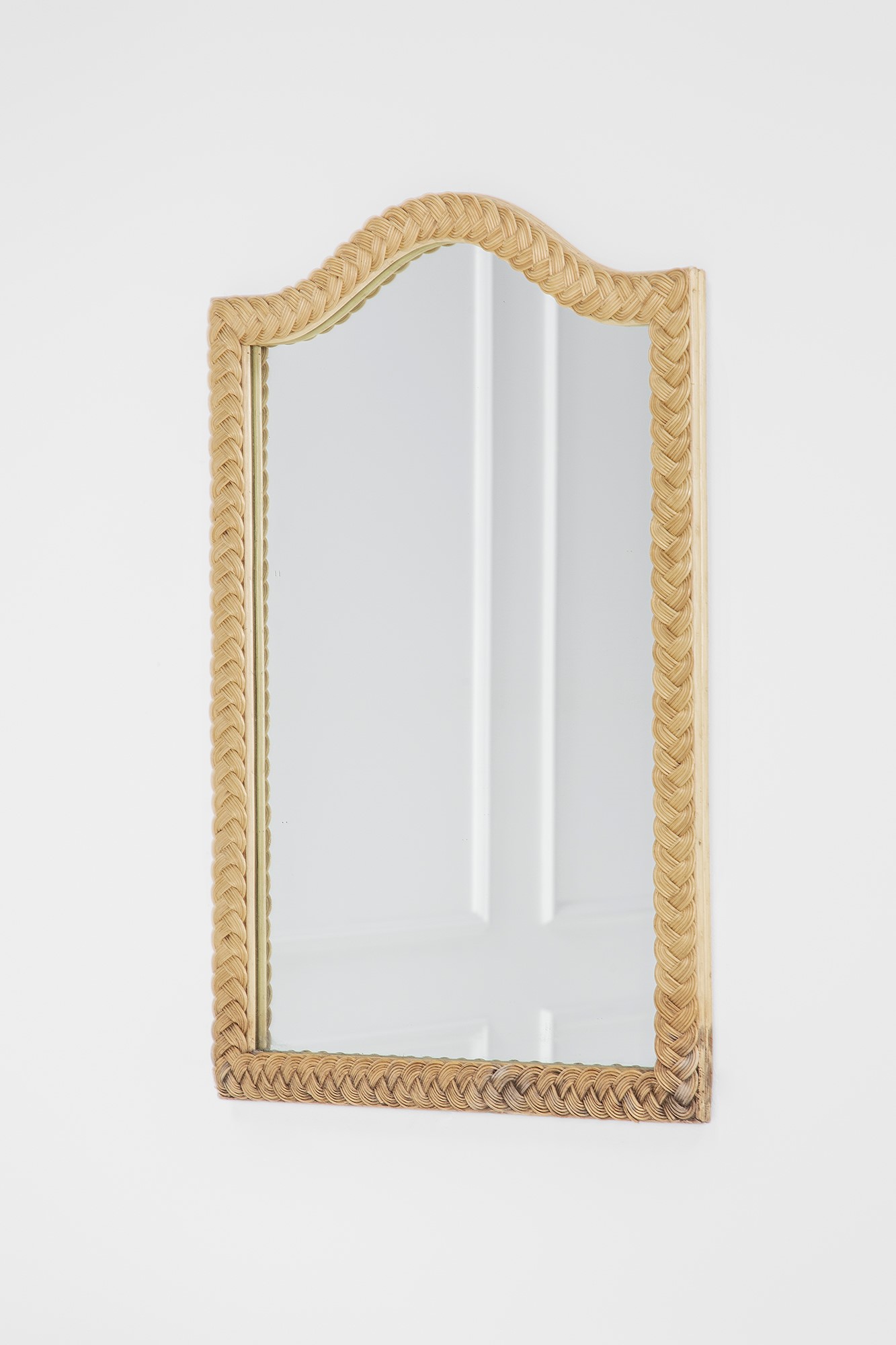 Specchiera, midollino intrecciato, legno e vetro specchiato (circa 1970)