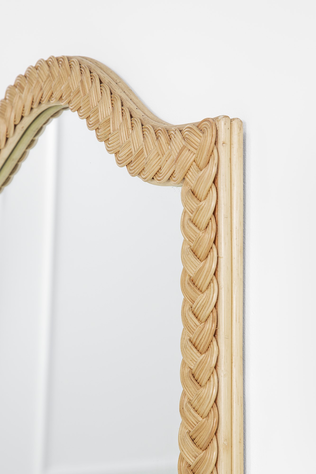 Specchiera, midollino intrecciato, legno e vetro specchiato (circa 1970)