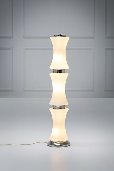 Lampada da terra, vetro opalino e metallo cromato, 1970 ca.