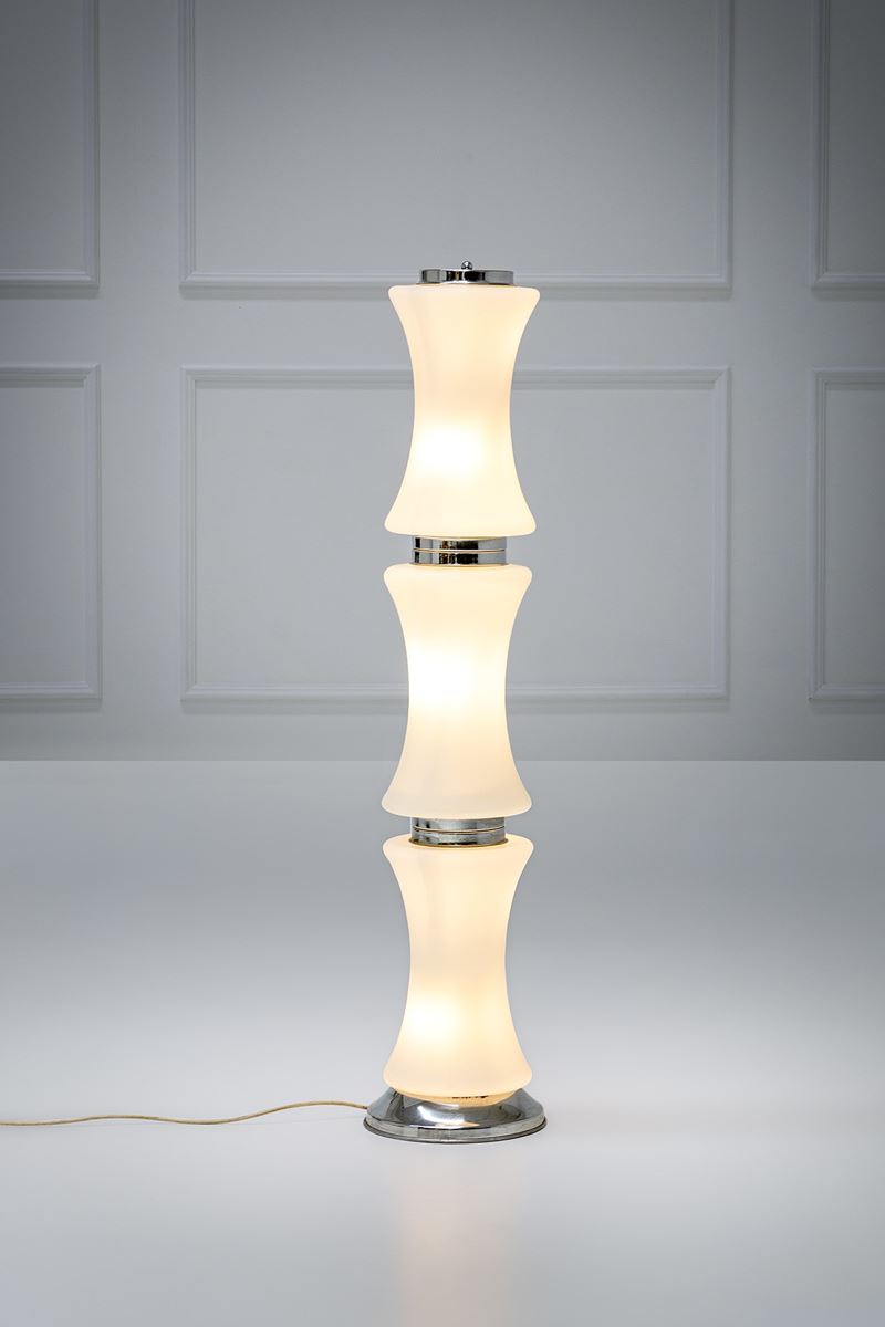 Lampada da terra, vetro opalino e metallo cromato, 1970 ca.