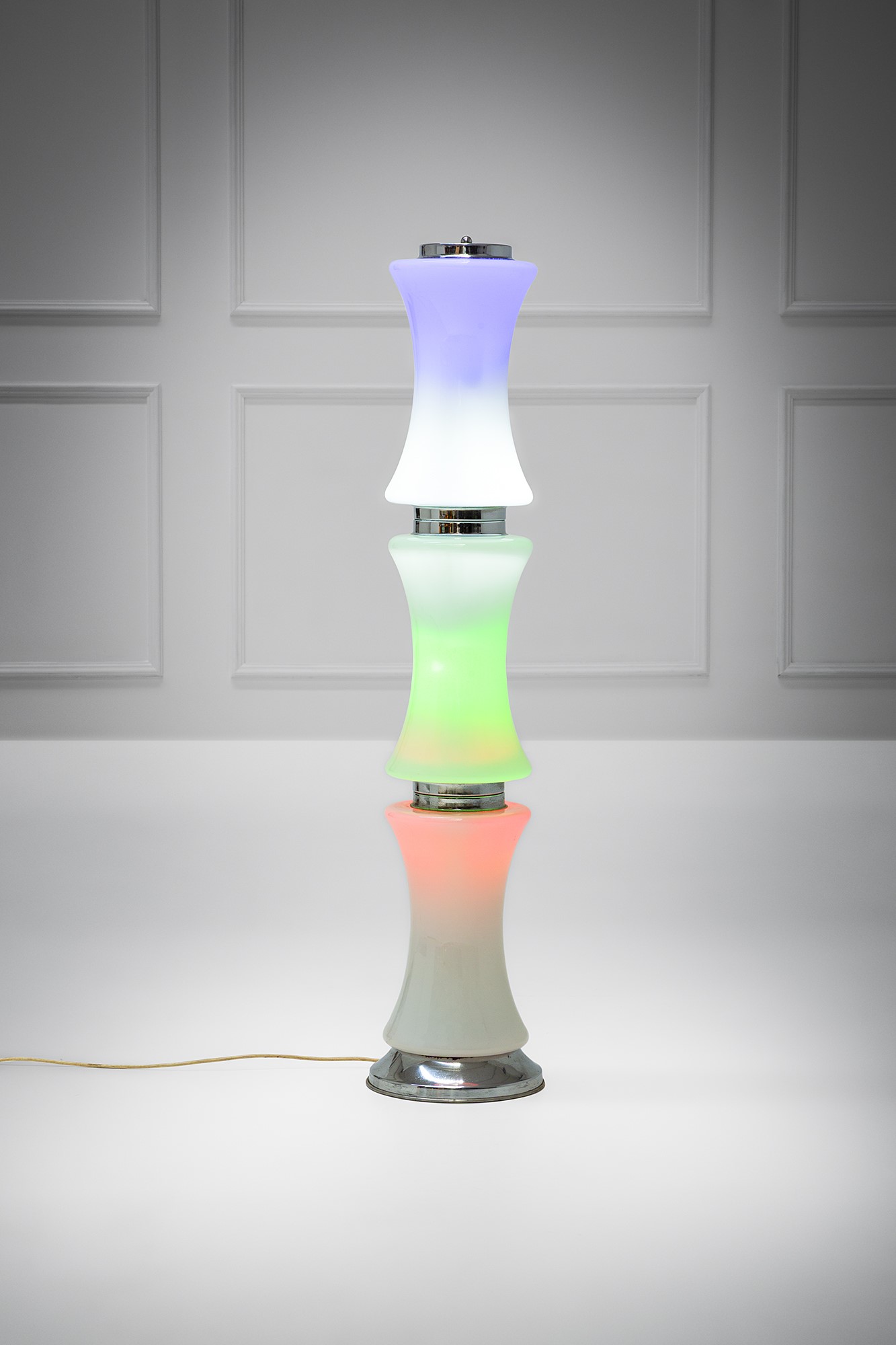 Lampada da terra, vetro opalino e metallo cromato, 1970 ca.