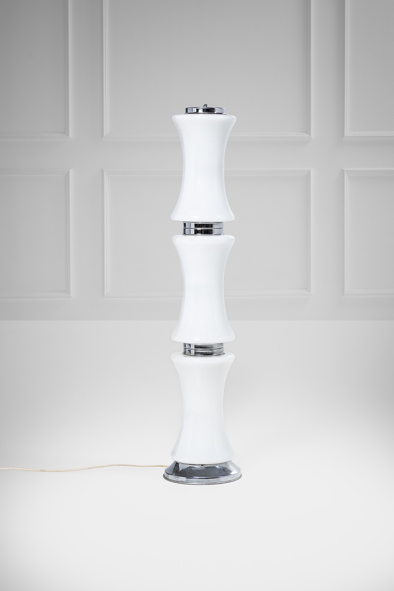 Lampada da terra, vetro opalino e metallo cromato, 1970 ca.
