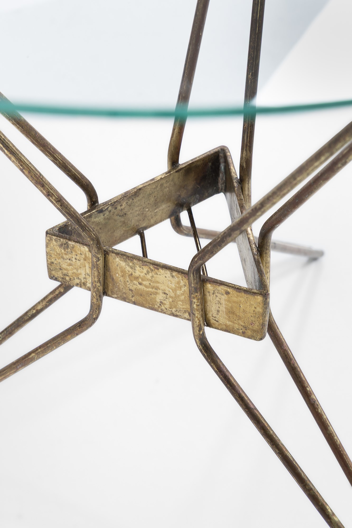 Tavolino, ottone e cristallo molato con decorazione vegetale satinata (ca. 1950)