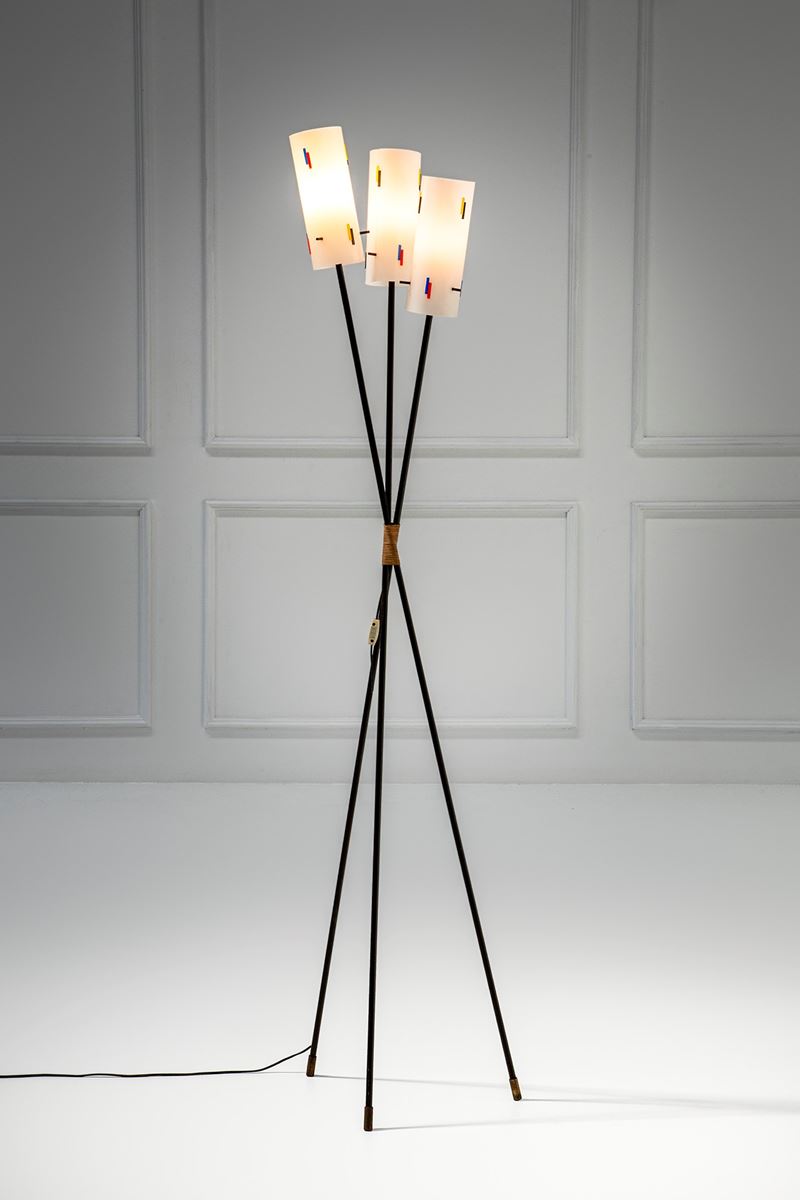 Lampada da terra, metallo verniciato e metacrilato opalino con decori policromi, 1950 ca.