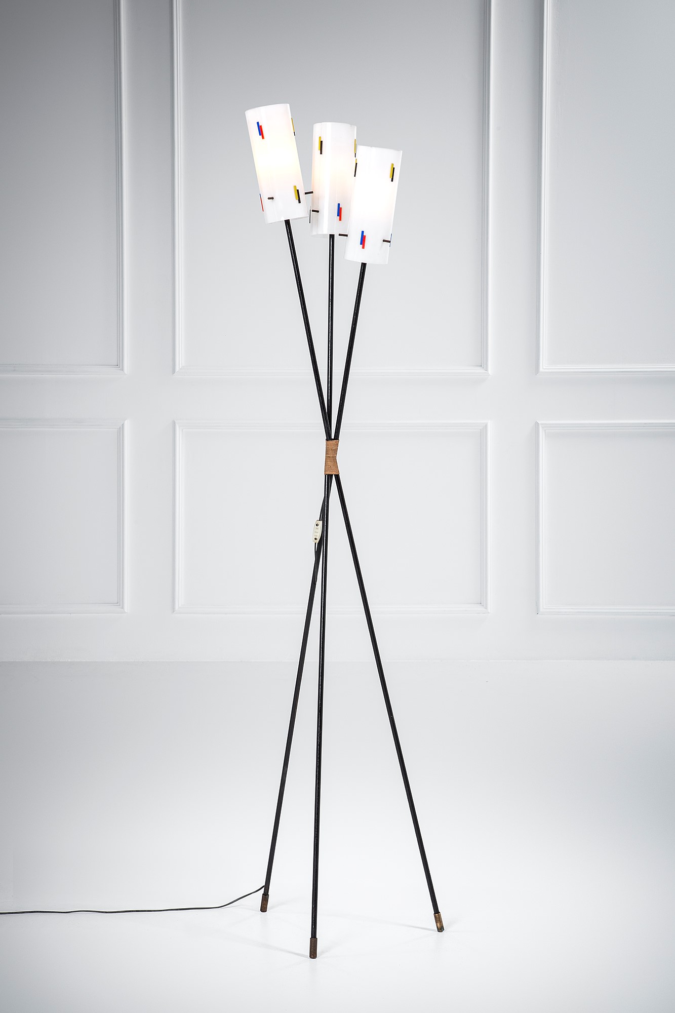 Lampada da terra, metallo verniciato e metacrilato opalino con decori policromi, 1950 ca.