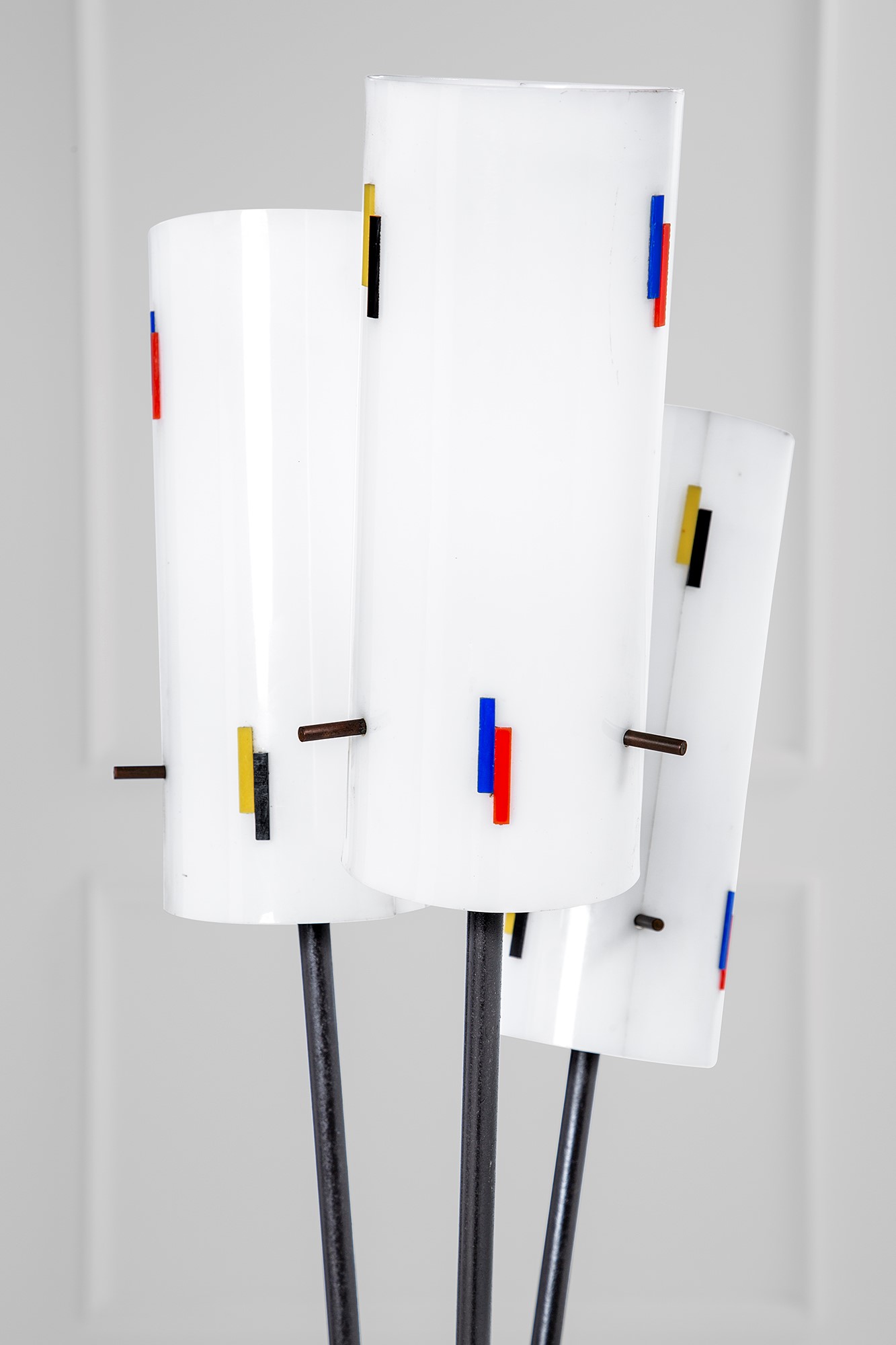 Lampada da terra, metallo verniciato e metacrilato opalino con decori policromi, 1950 ca.