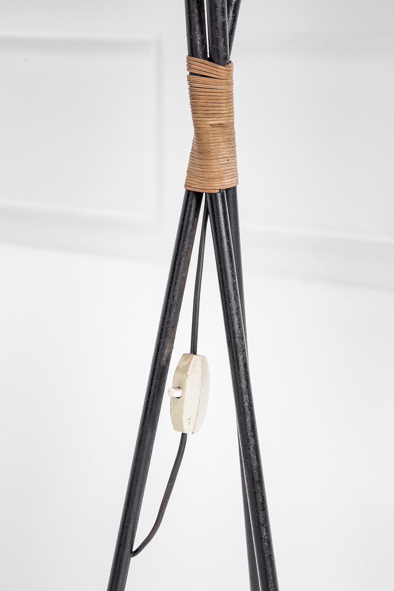 Lampada da terra, metallo verniciato e metacrilato opalino con decori policromi, 1950 ca.