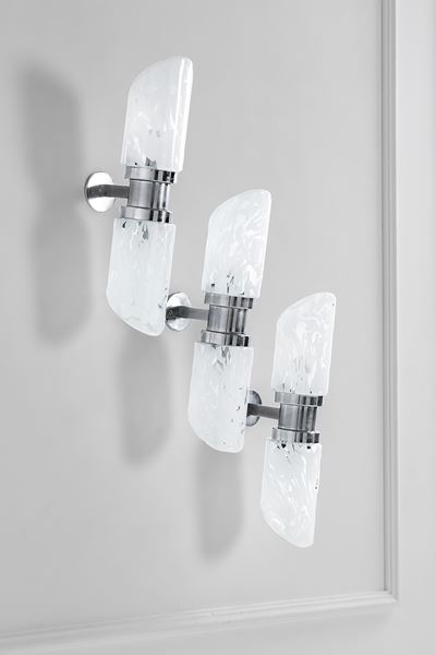 Tre lampade da parete in metallo cromato e vetro trasparente