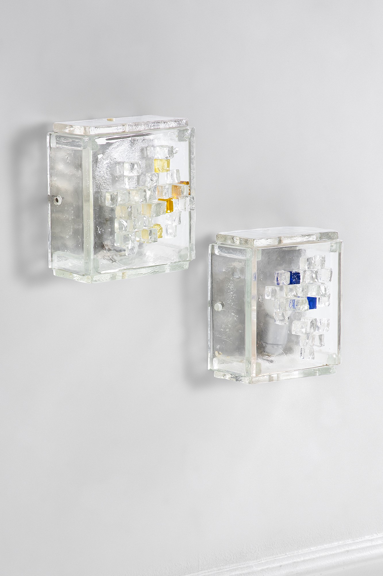 Poliarte - Due lampade da parete in vetro prismatico e metallo cromato