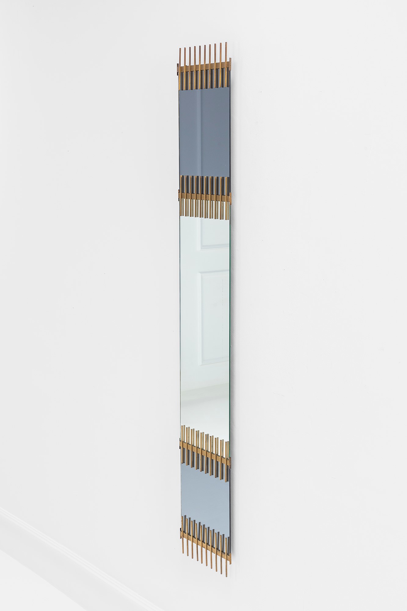 Ettore Sottsass - Specchio da parete in ottone spazzolato e cristallo specchiato e fumé