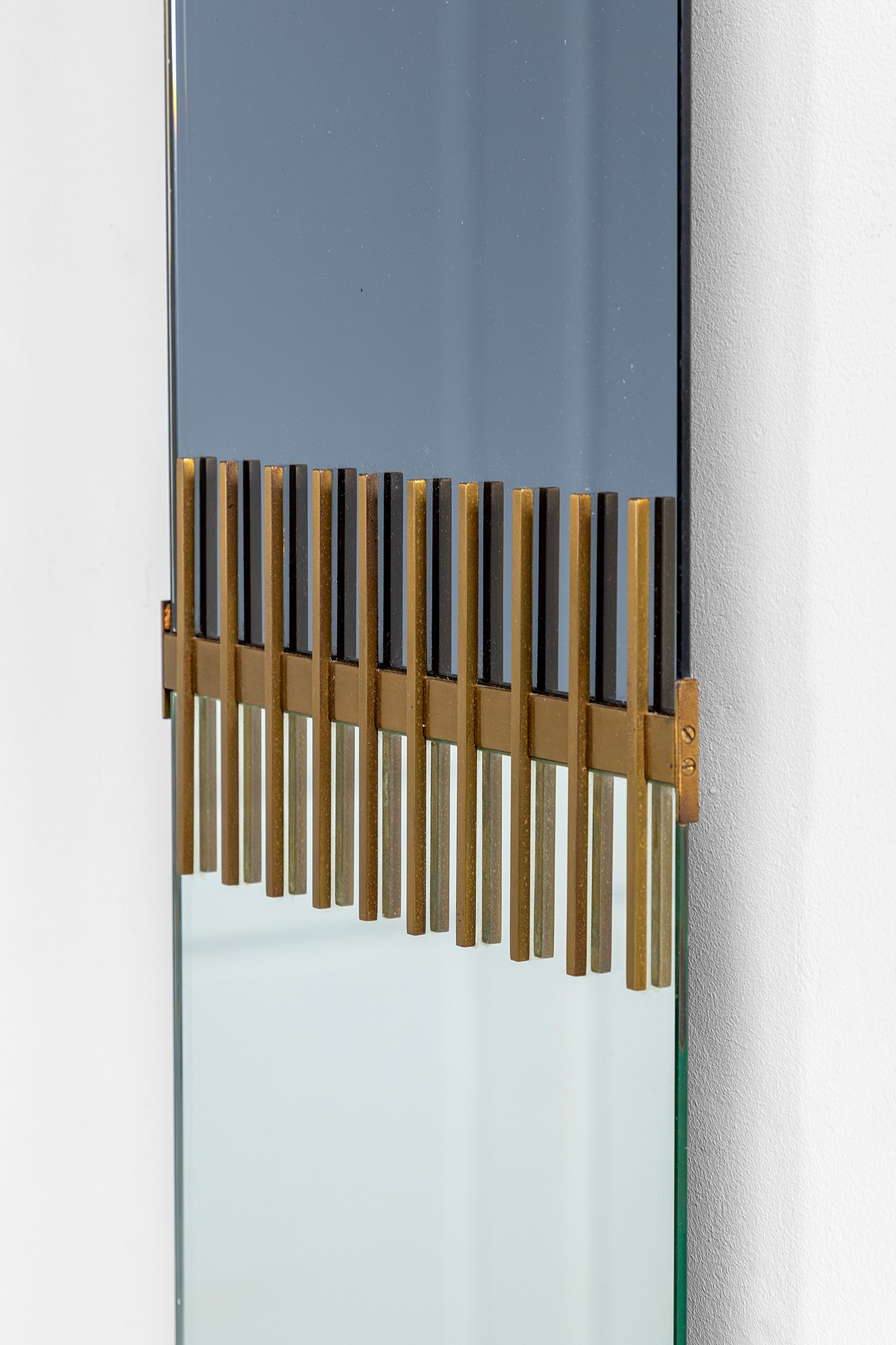 Ettore Sottsass - Specchio da parete in ottone spazzolato e cristallo specchiato e fumé