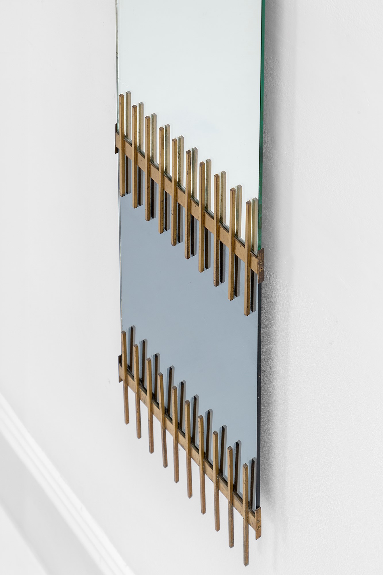 Ettore Sottsass - Specchio da parete in ottone spazzolato e cristallo specchiato e fumé