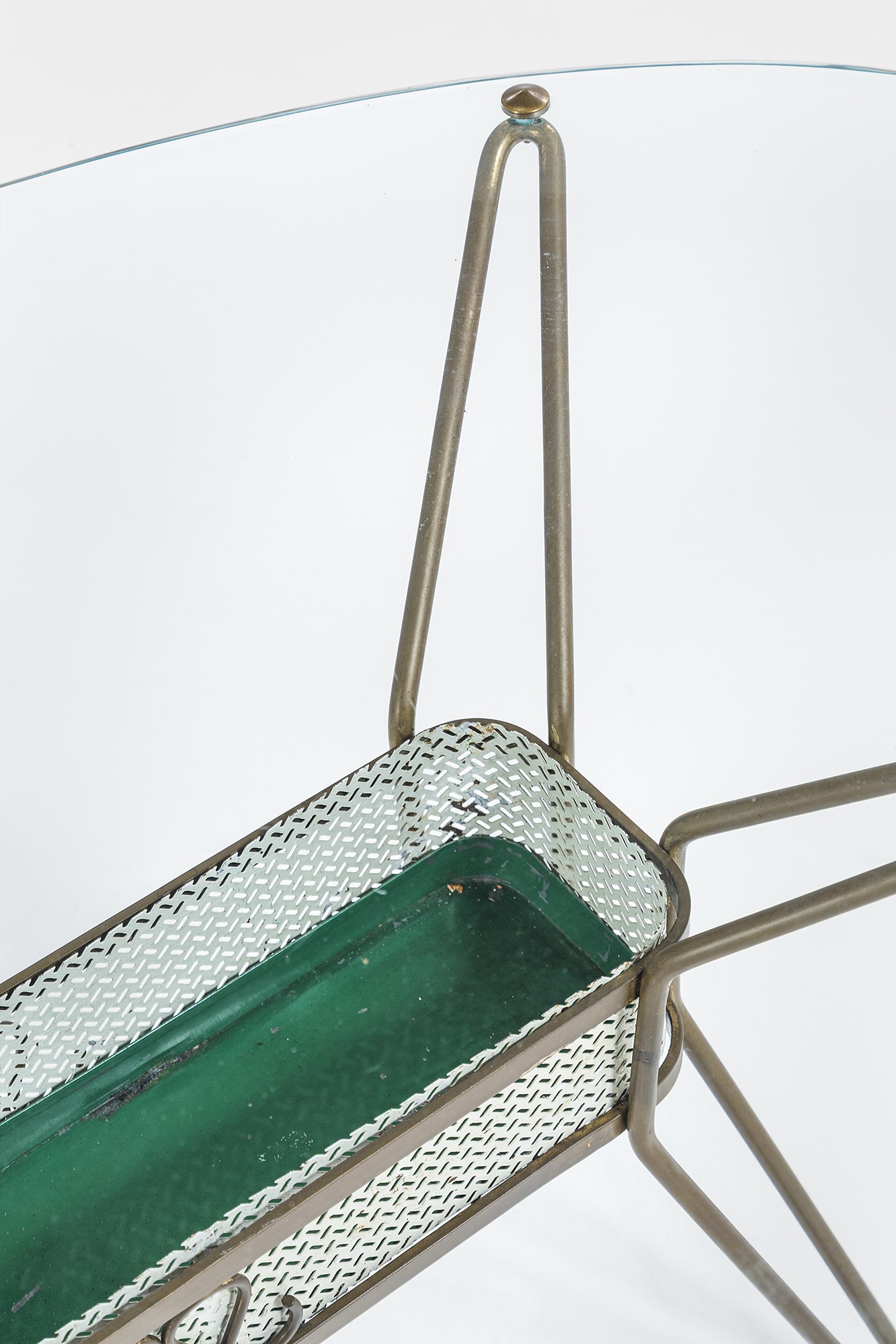 Tavolino con portafiori, ottone e metallo verniciato con cristallo molato