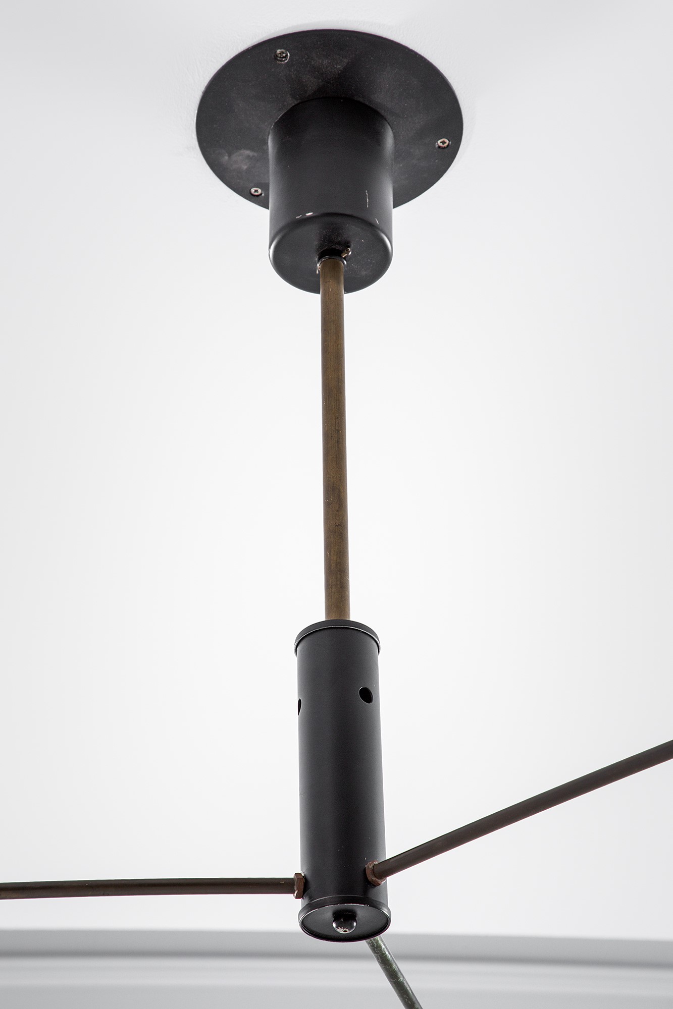 Lampadario a tre luci, metallo verniciato e ottone, circa 1950