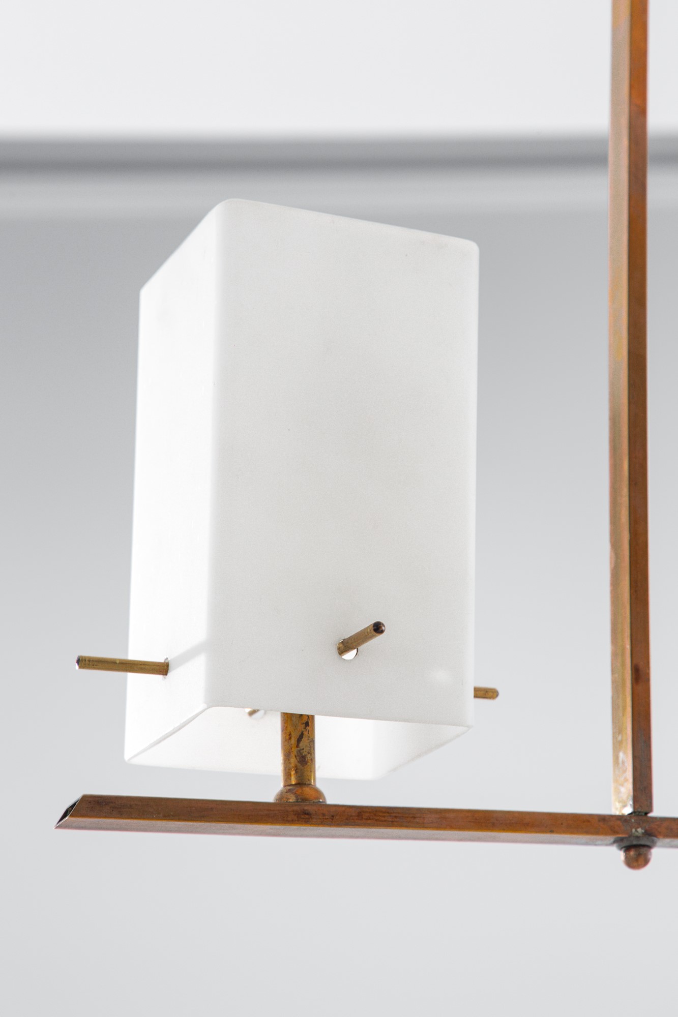 Lampadario a tre luci, vetro opalino e ottone, circa 1950