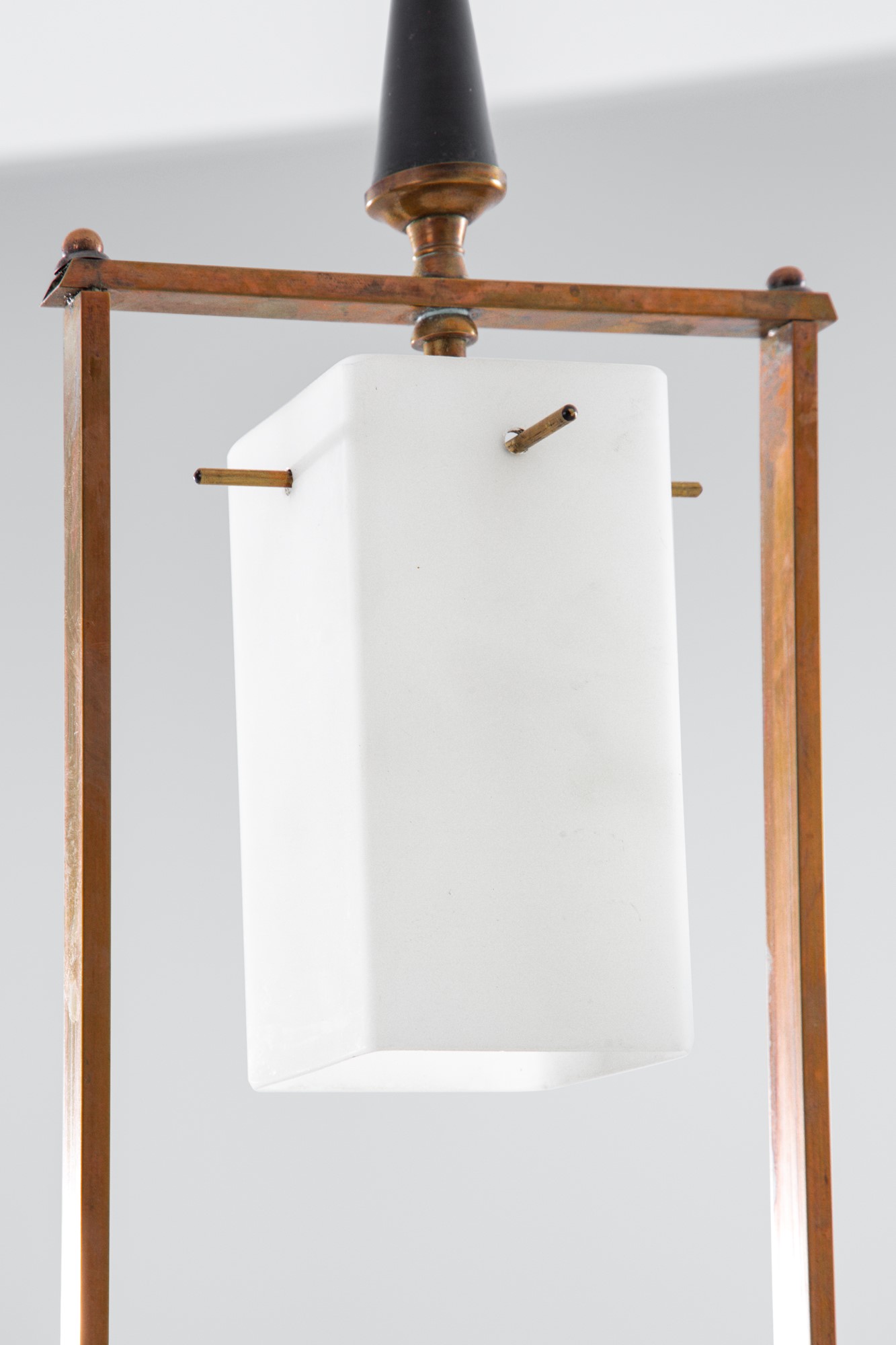 Lampadario a tre luci, vetro opalino e ottone, circa 1950