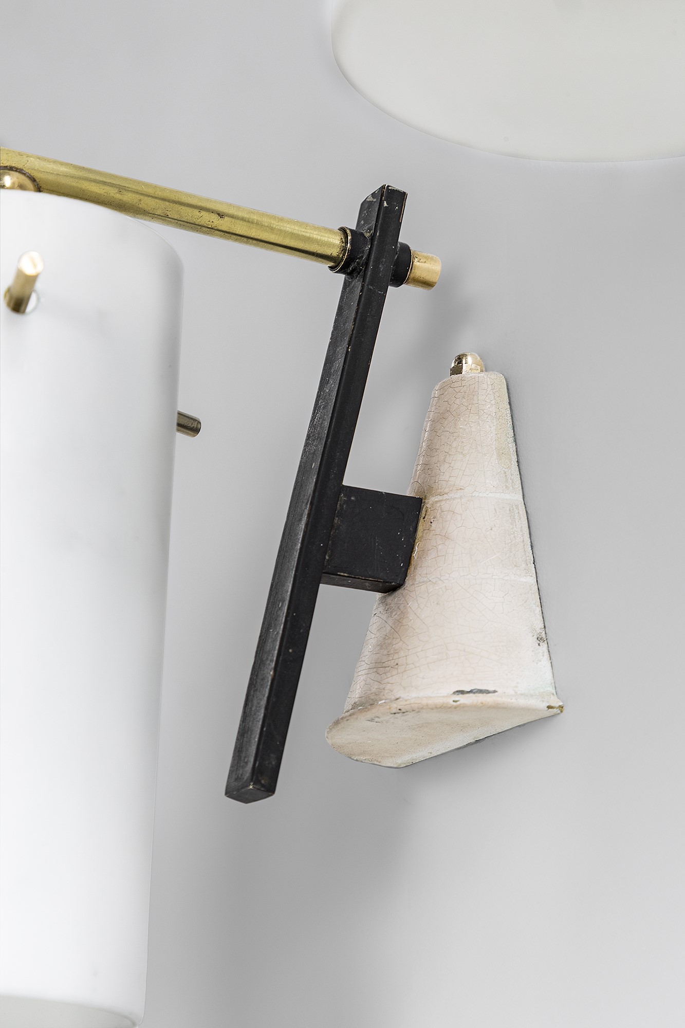 Due lampade da parete, vetro opalino satinato e metallo verniciato (circa 1950)