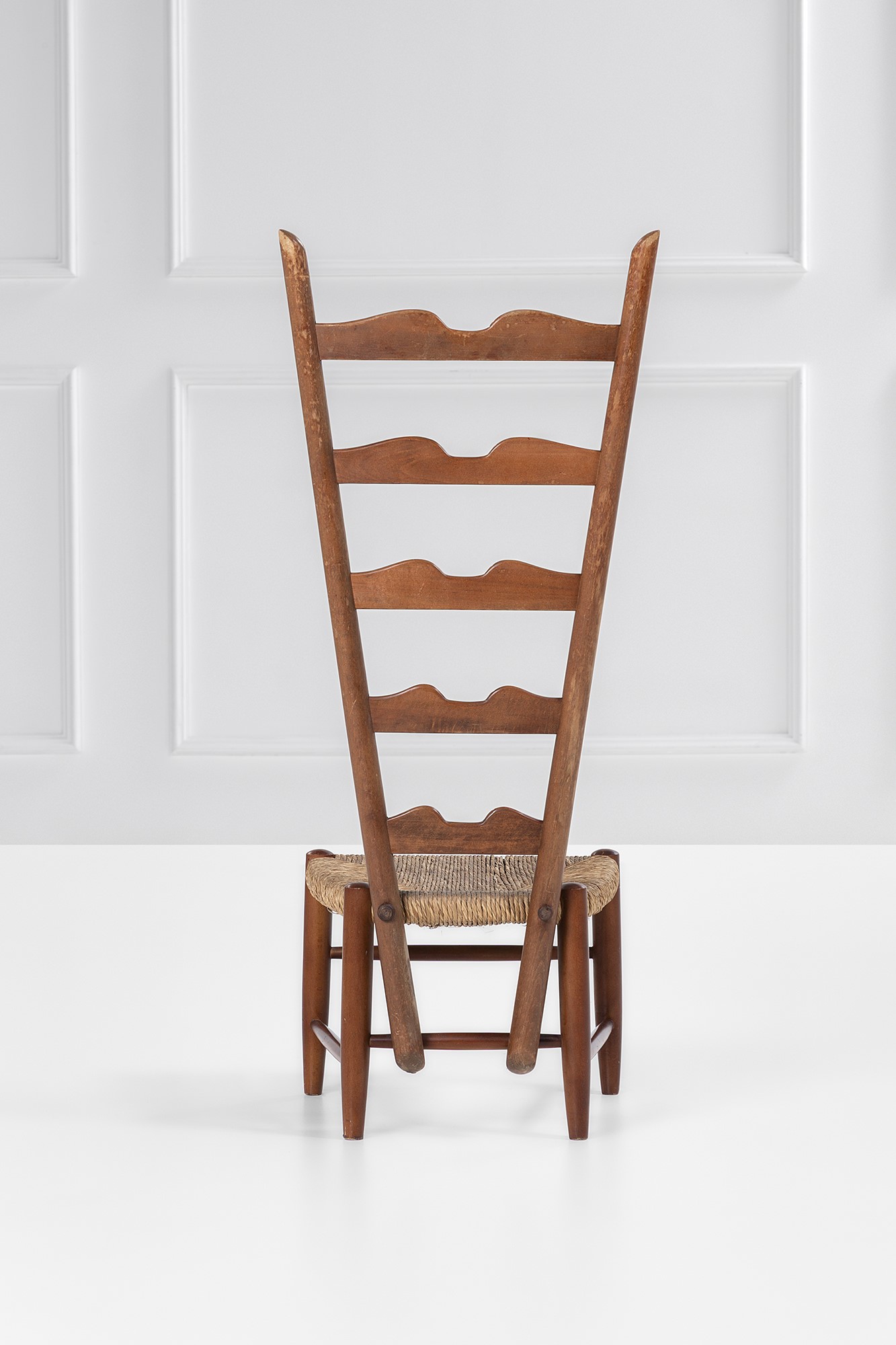 Gio Ponti (attr.) - Due sedie da camino, legno sagomato e paglia (1939 ca.)