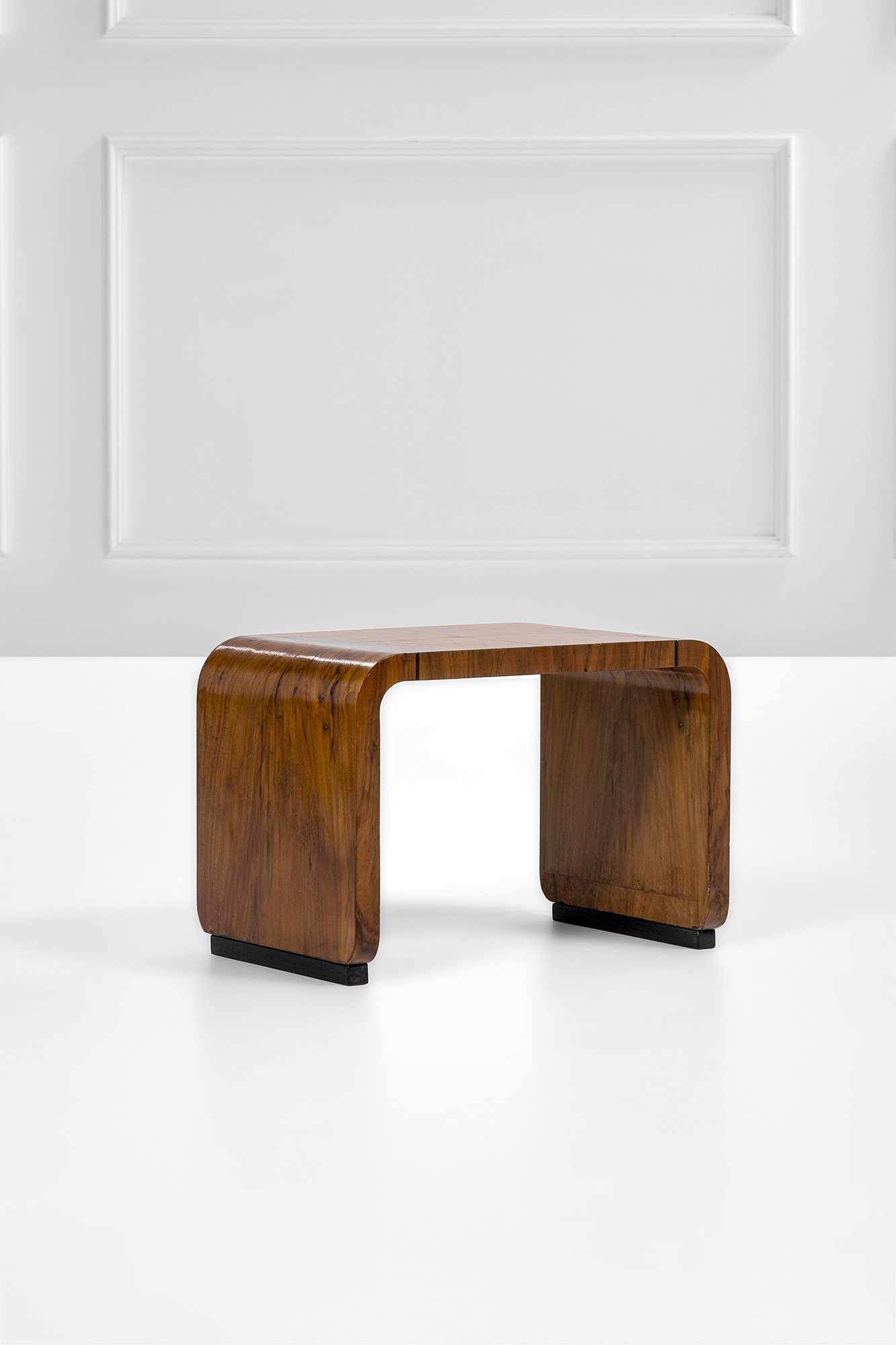 Due sgabelli, legno sagomato impiallacciato in radica e legno tinto, ca. 1940