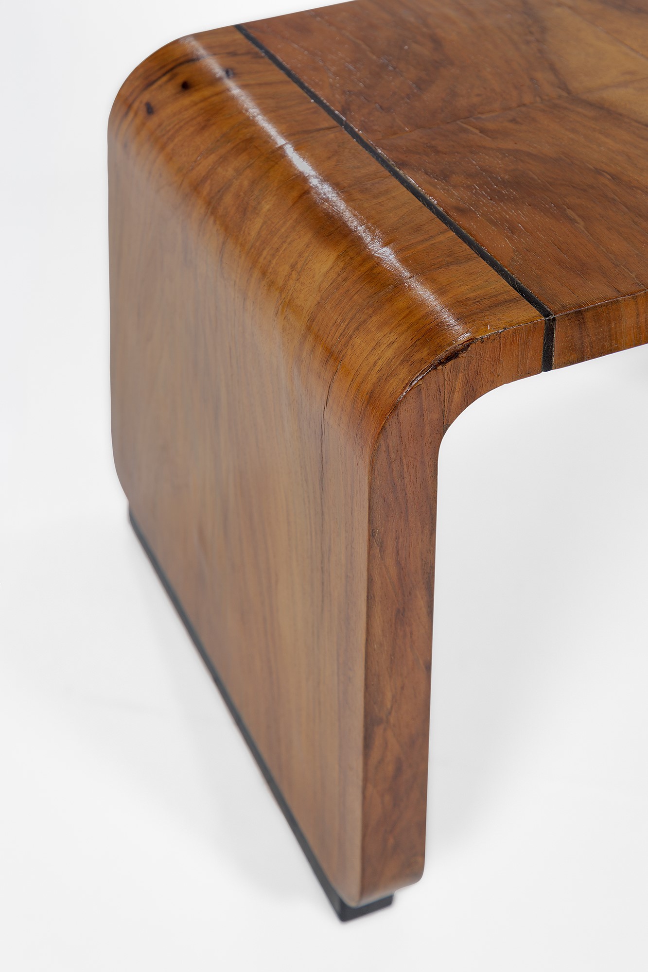 Due sgabelli, legno sagomato impiallacciato in radica e legno tinto, ca. 1940